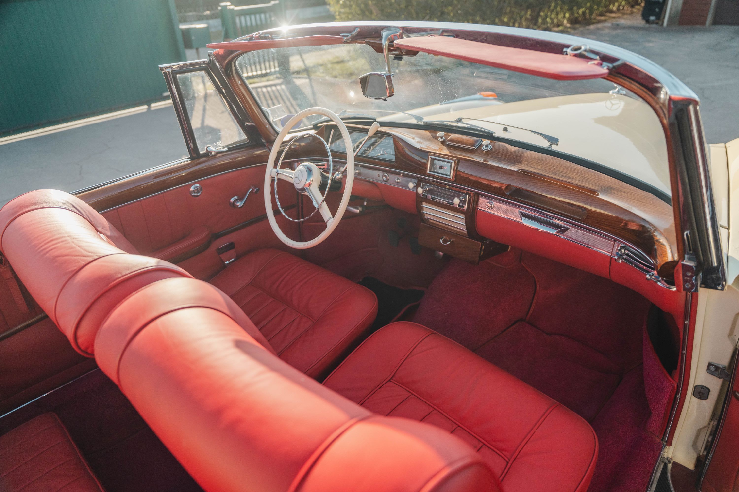 MERCEDES BENZ W128 220 Se Cabriolet 1959 occasion intérieur (1)