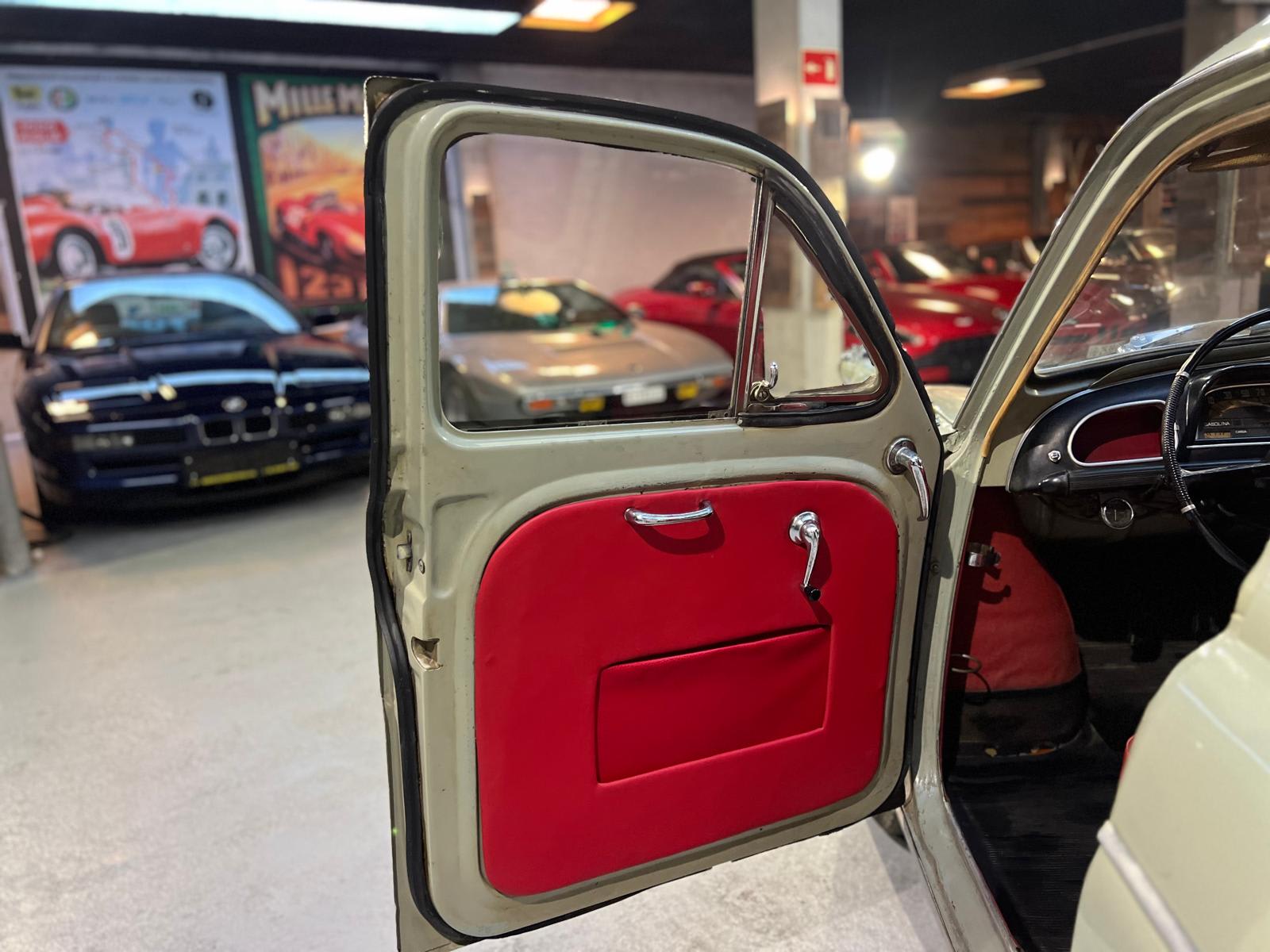 RENAULT Dauphine 1093 1956 occasion intérieur (1)