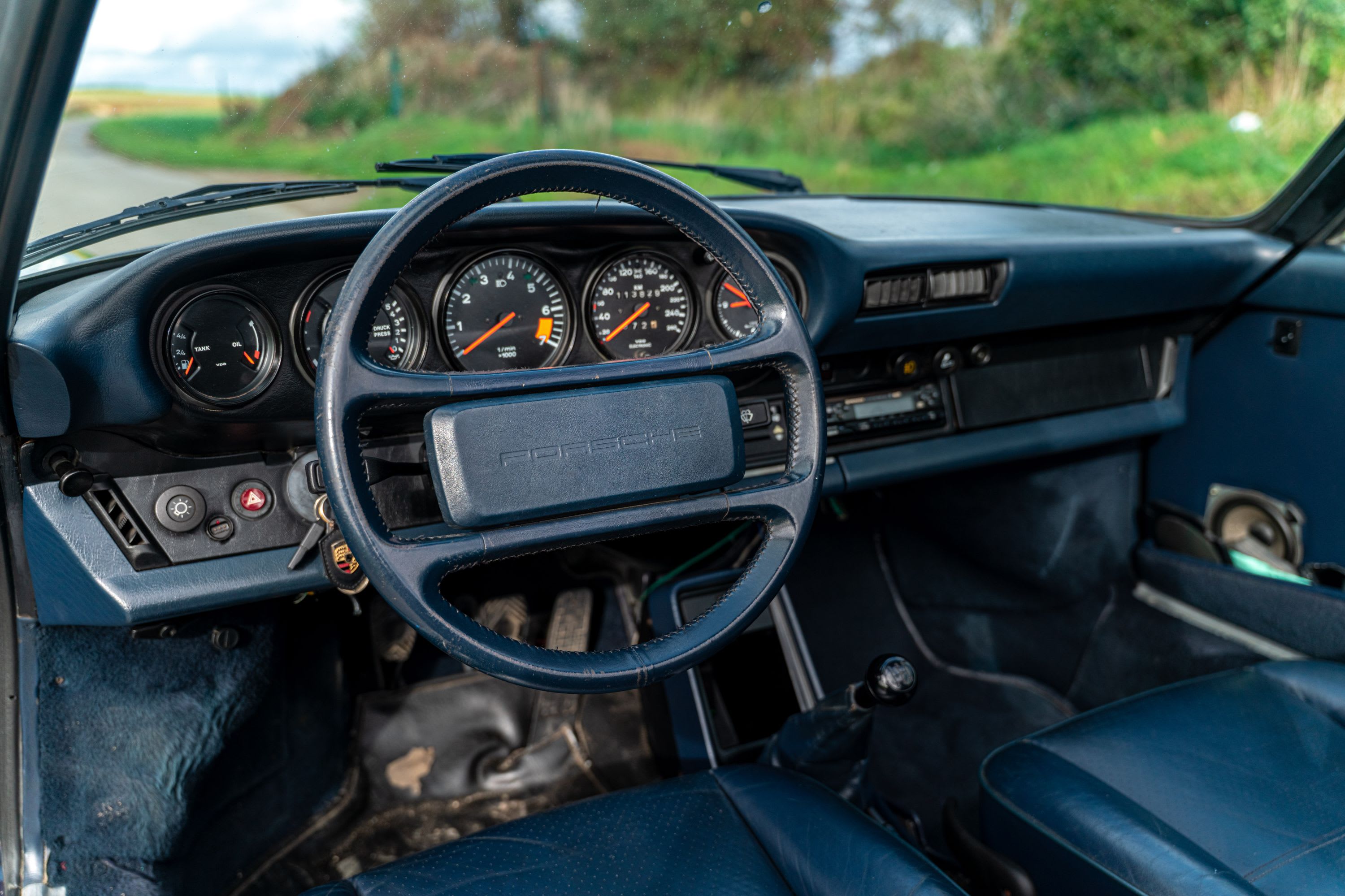 PORSCHE 911 Carrera 3.2 Cabriolet 1985 occasion intérieur (1)