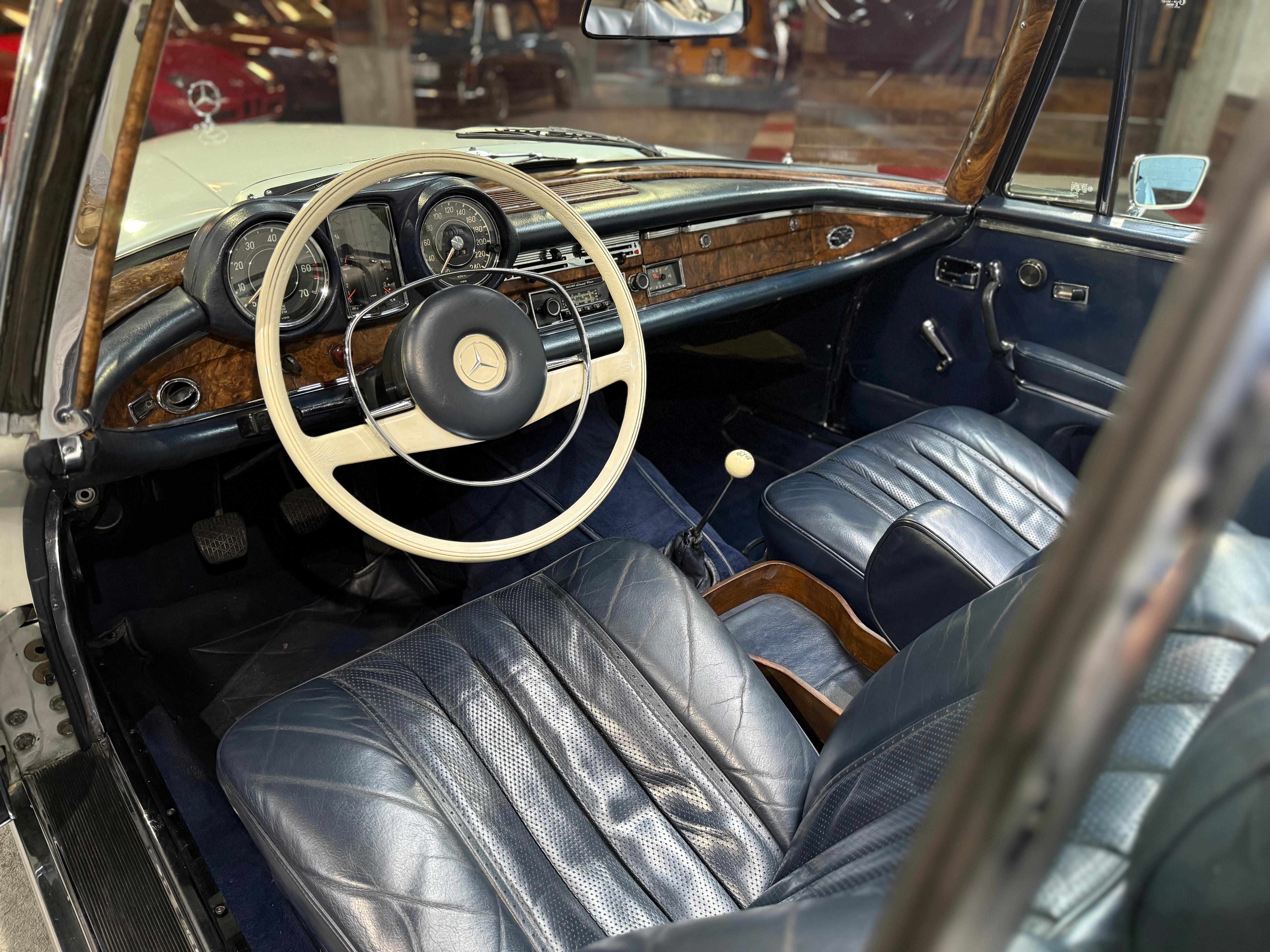 MERCEDES BENZ 280 W114 1968 occasion intérieur (1)