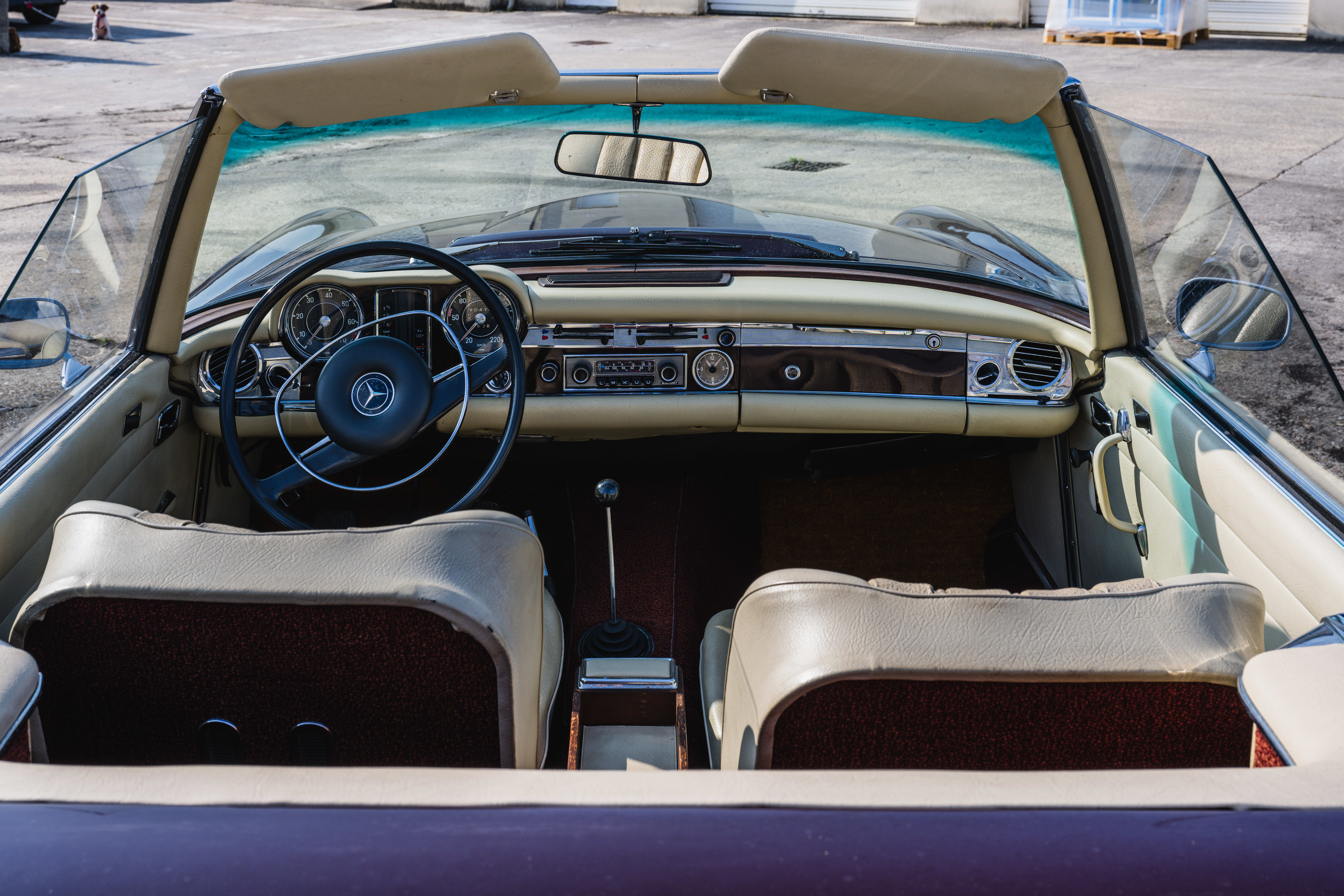 MERCEDES BENZ 280 Sl Pagode 1969 occasion intérieur (1)