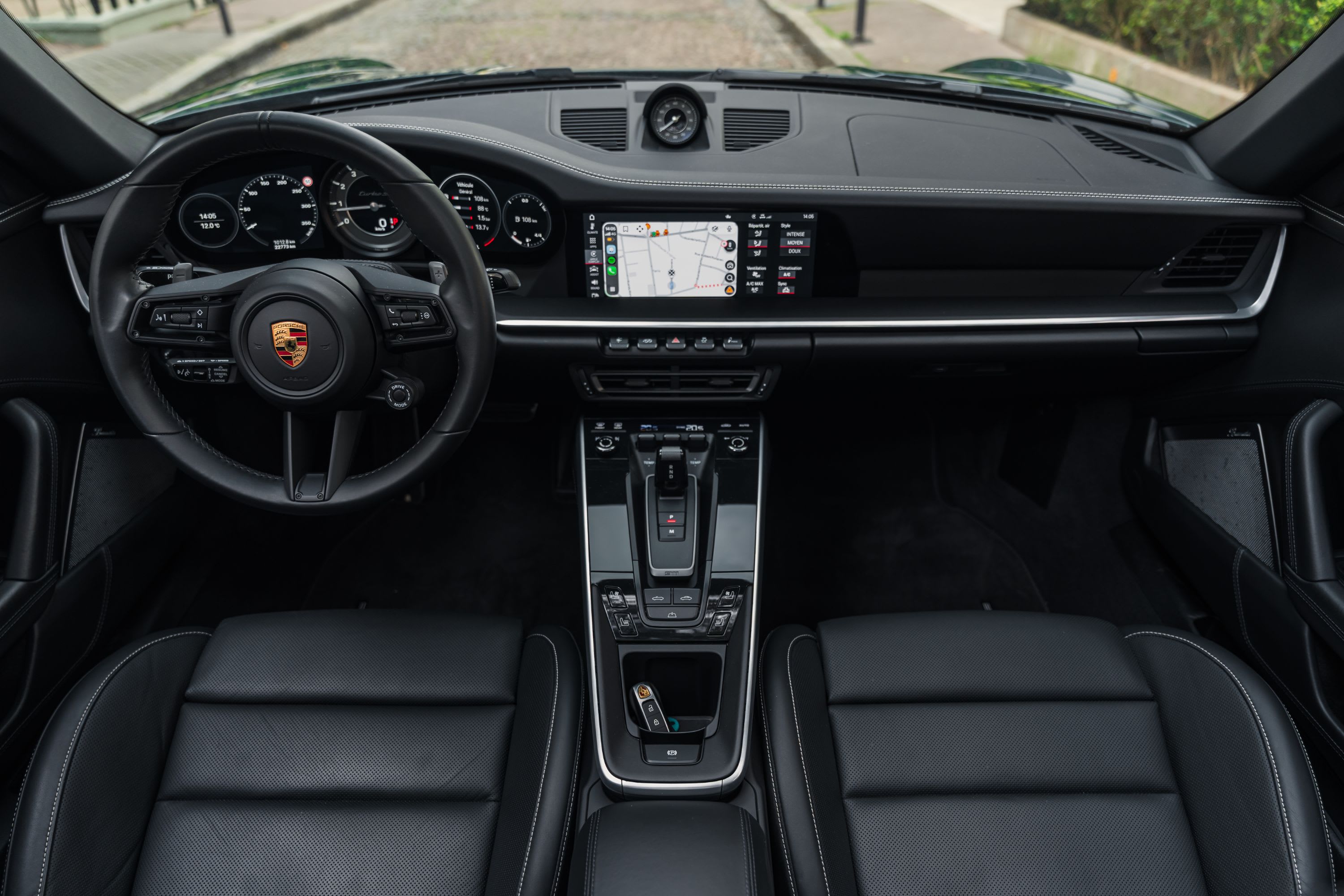 PORSCHE 911 992.1 Turbo S Cabriolet Pts Forest Green 2021 occasion intérieur (1)