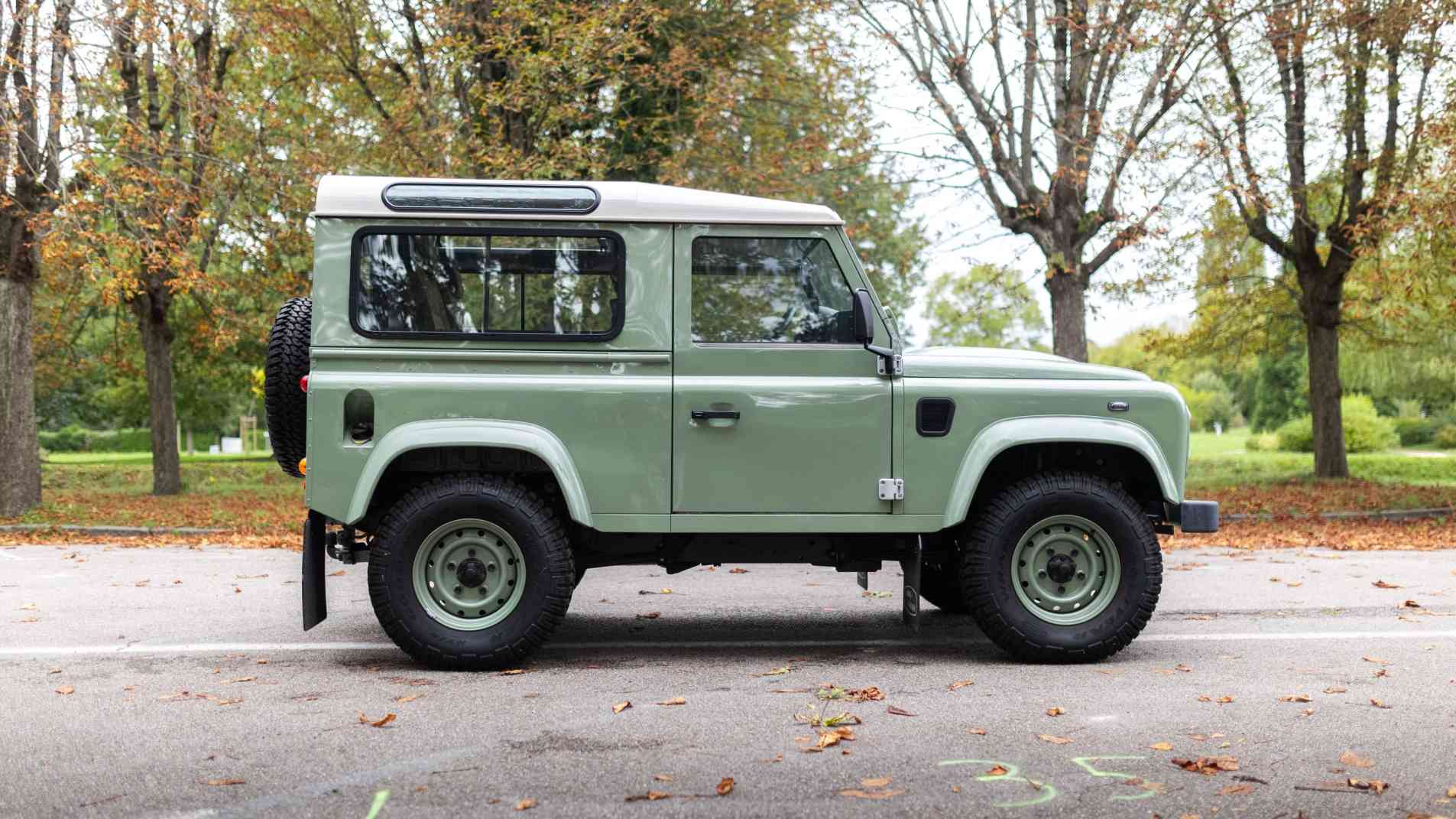 LAND ROVER Defender Heritage Edition 2015