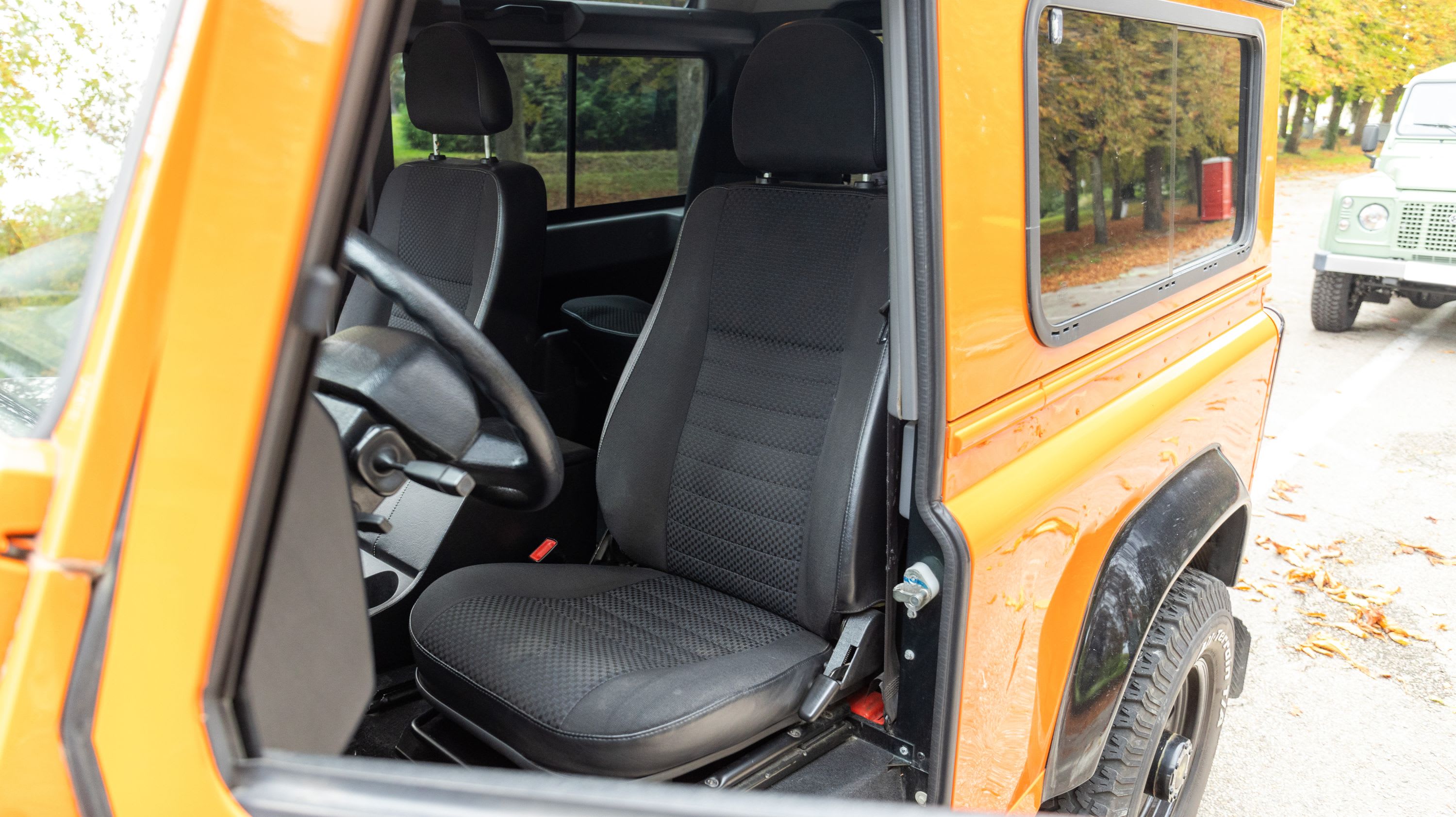 LAND ROVER Defender  90 Sw 2.4 Td 2011 used interior (1)