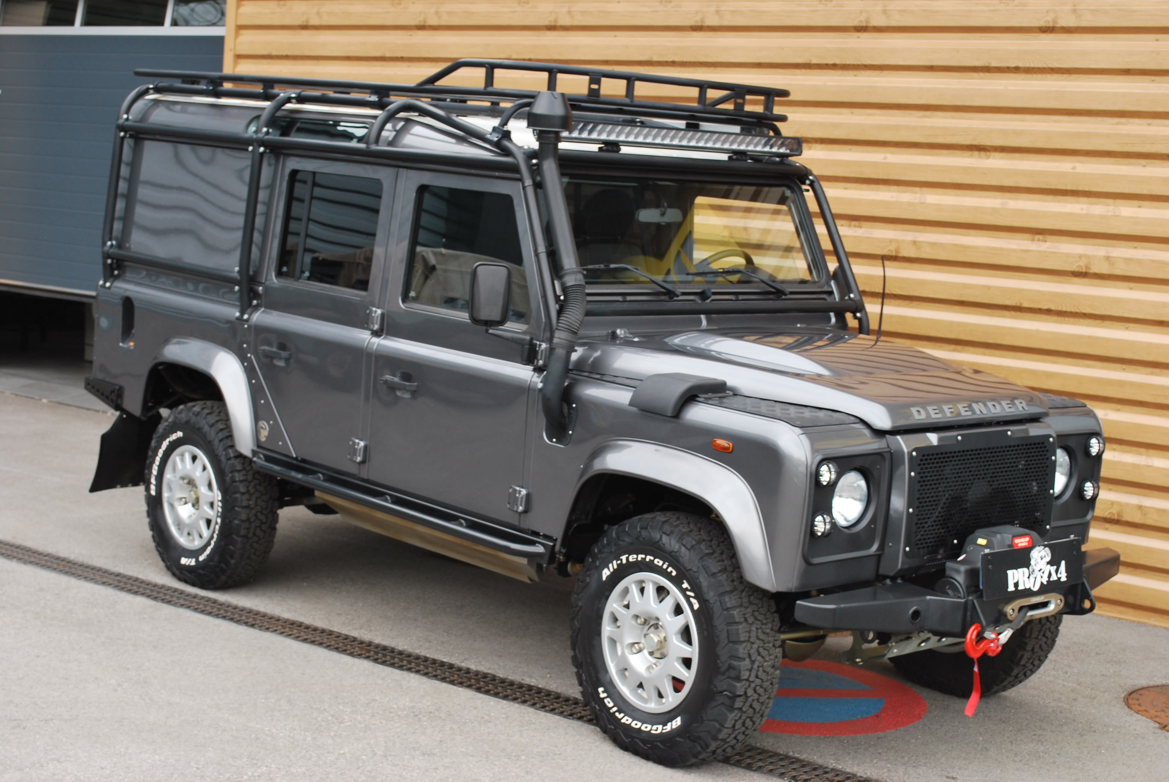 Land Rover Defender  