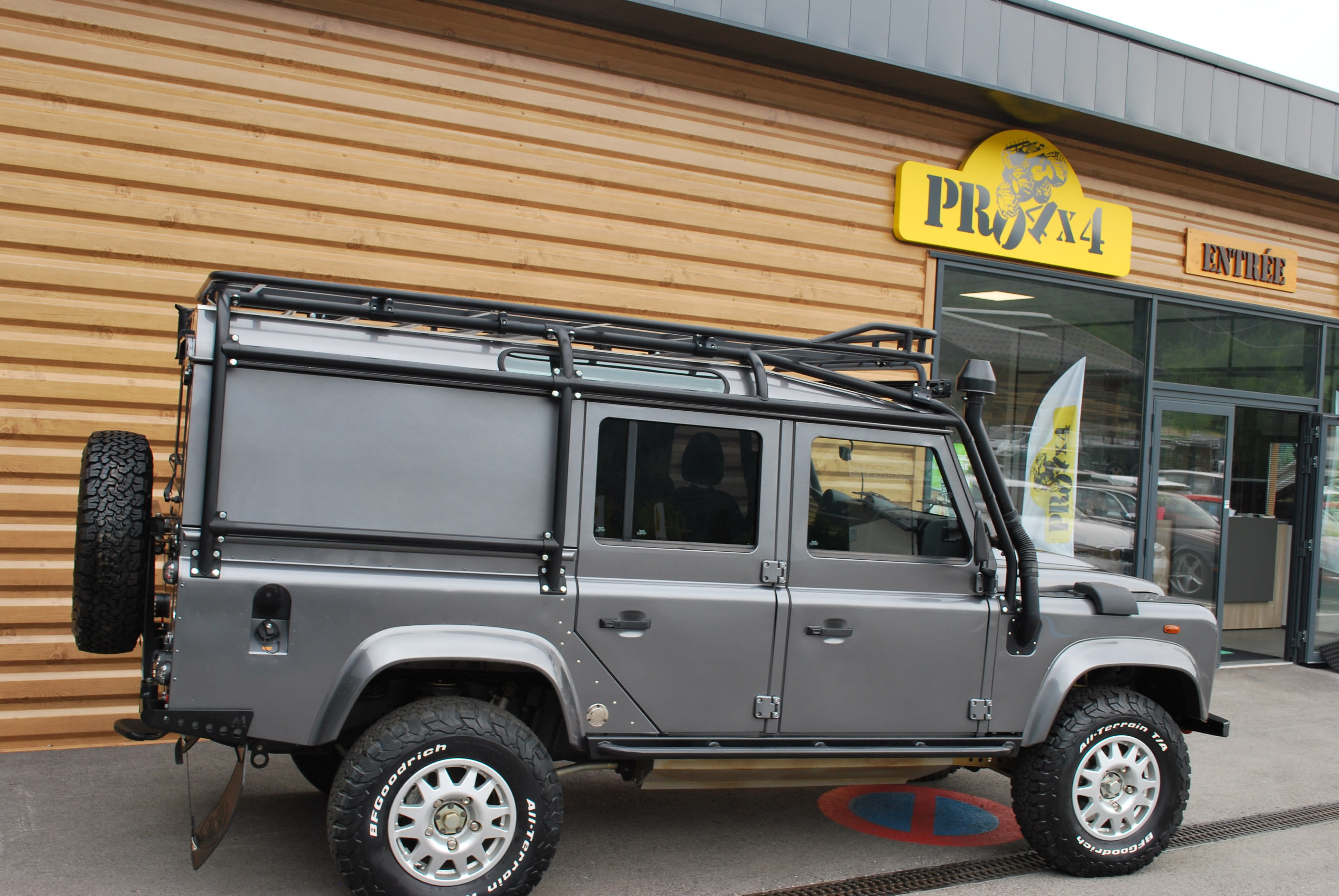 Land Rover Defender  