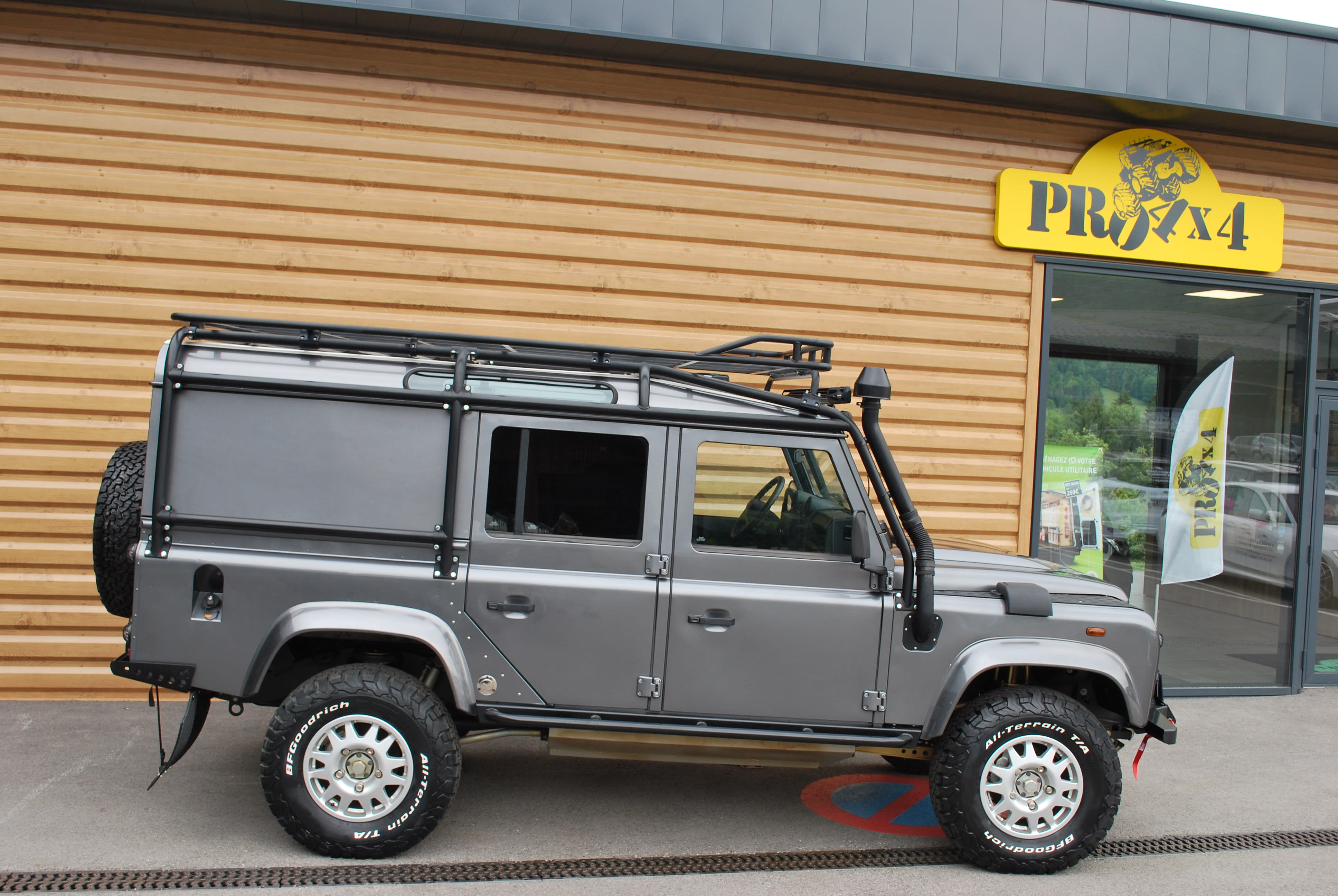 Land Rover Defender  
