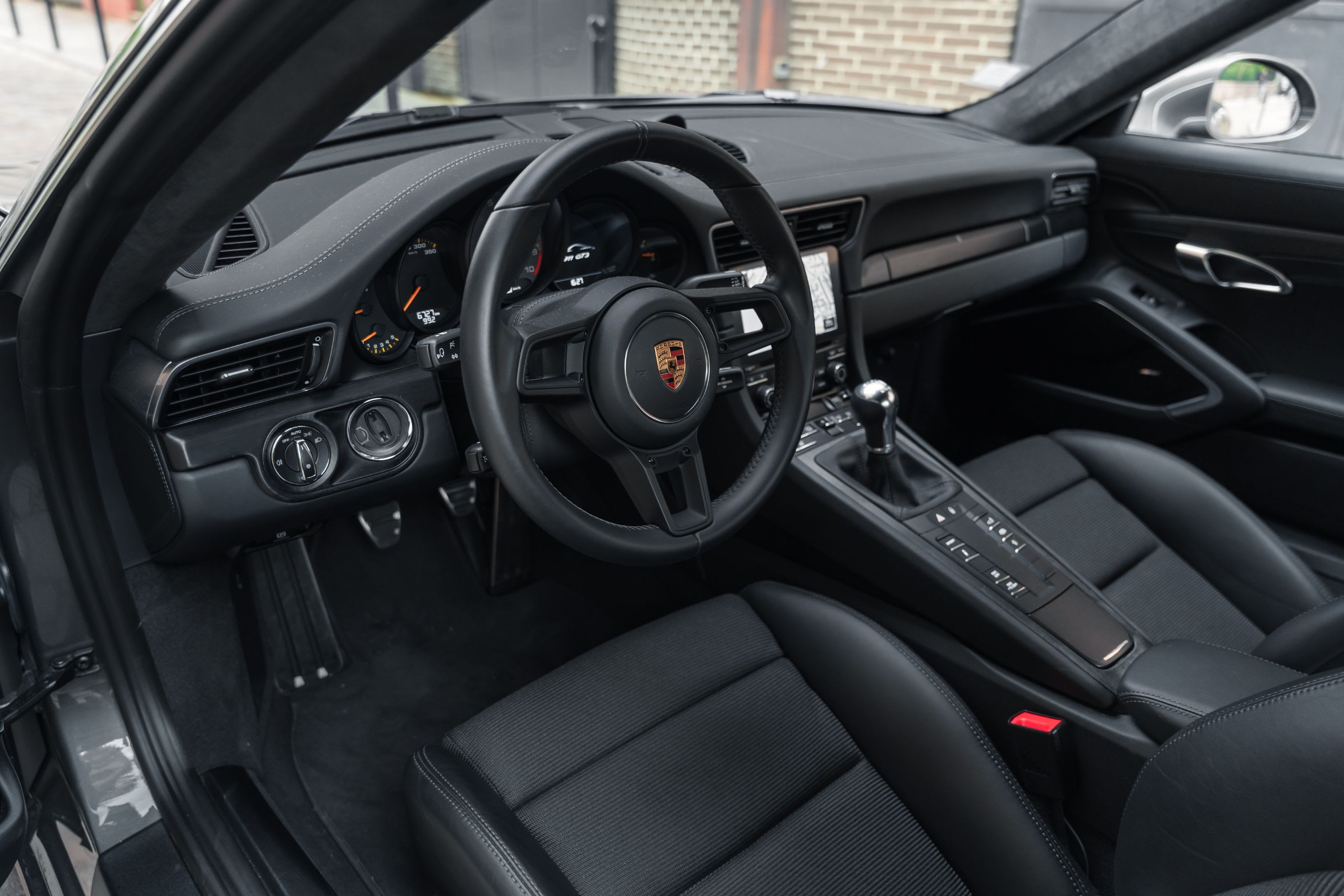 PORSCHE 911 991.2 Gt3 Touring 2018 occasion intérieur (1)