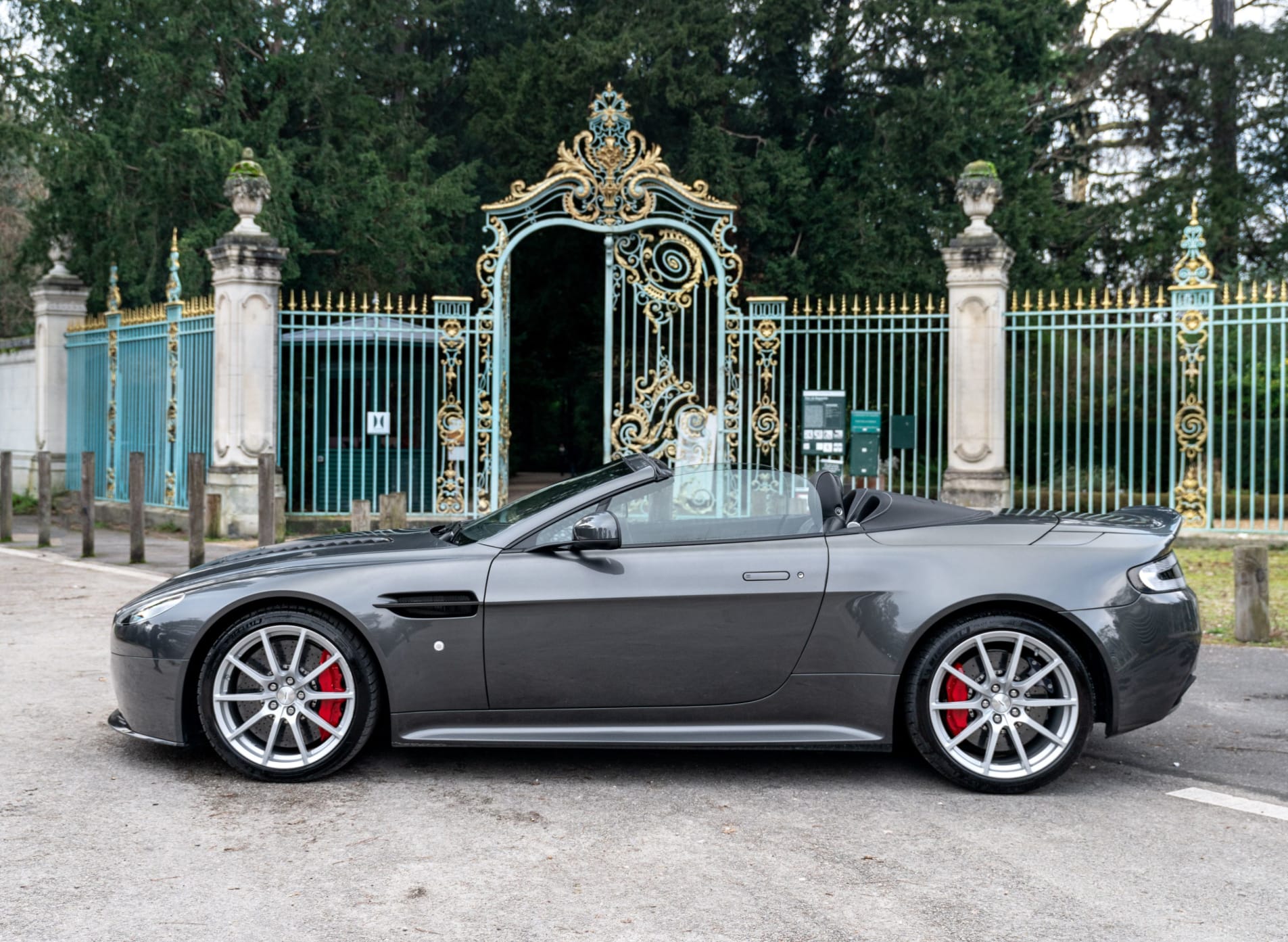 ASTON MARTIN V12 vantage s roadster 2016