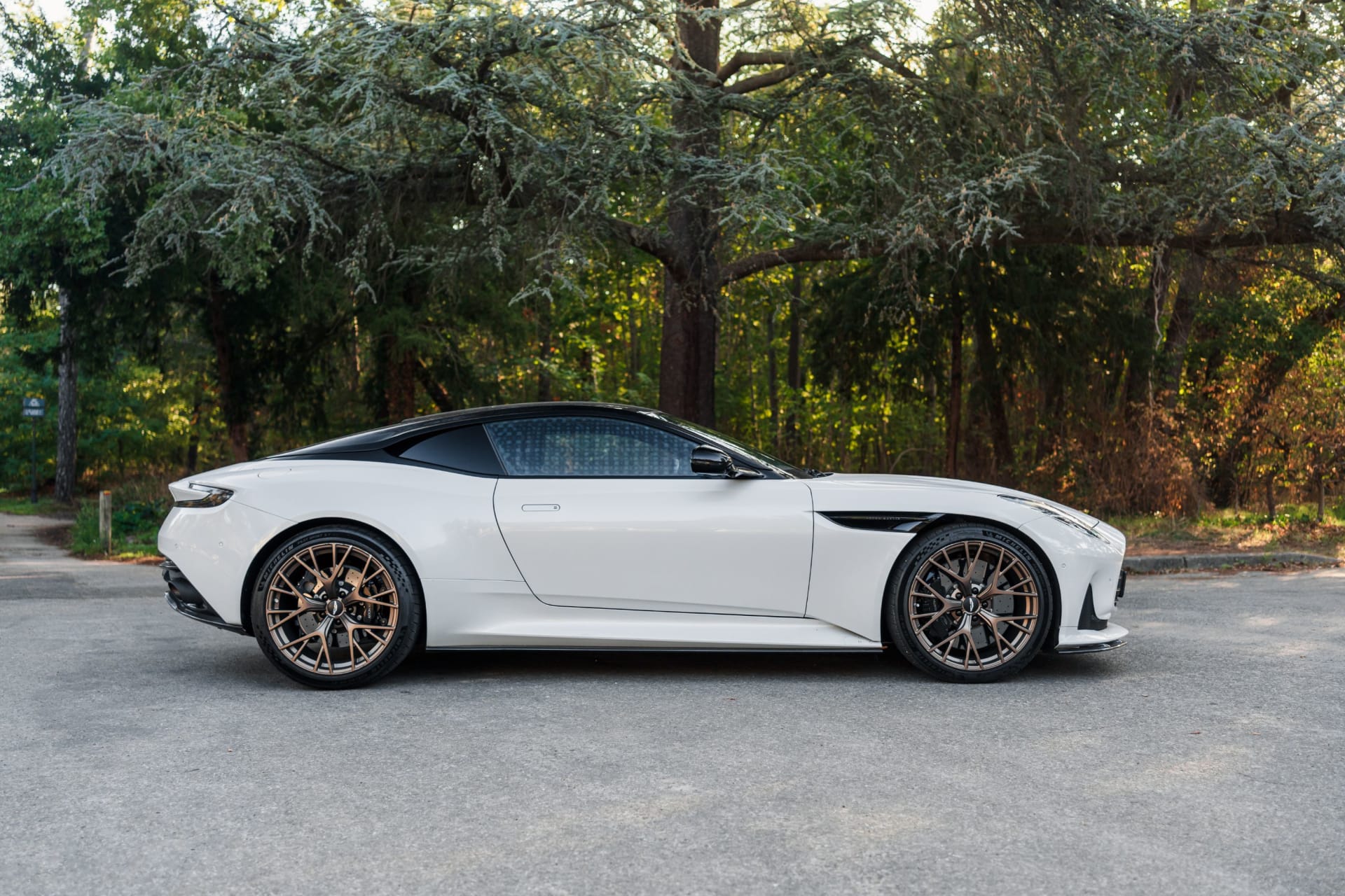 Aston Martin Db12