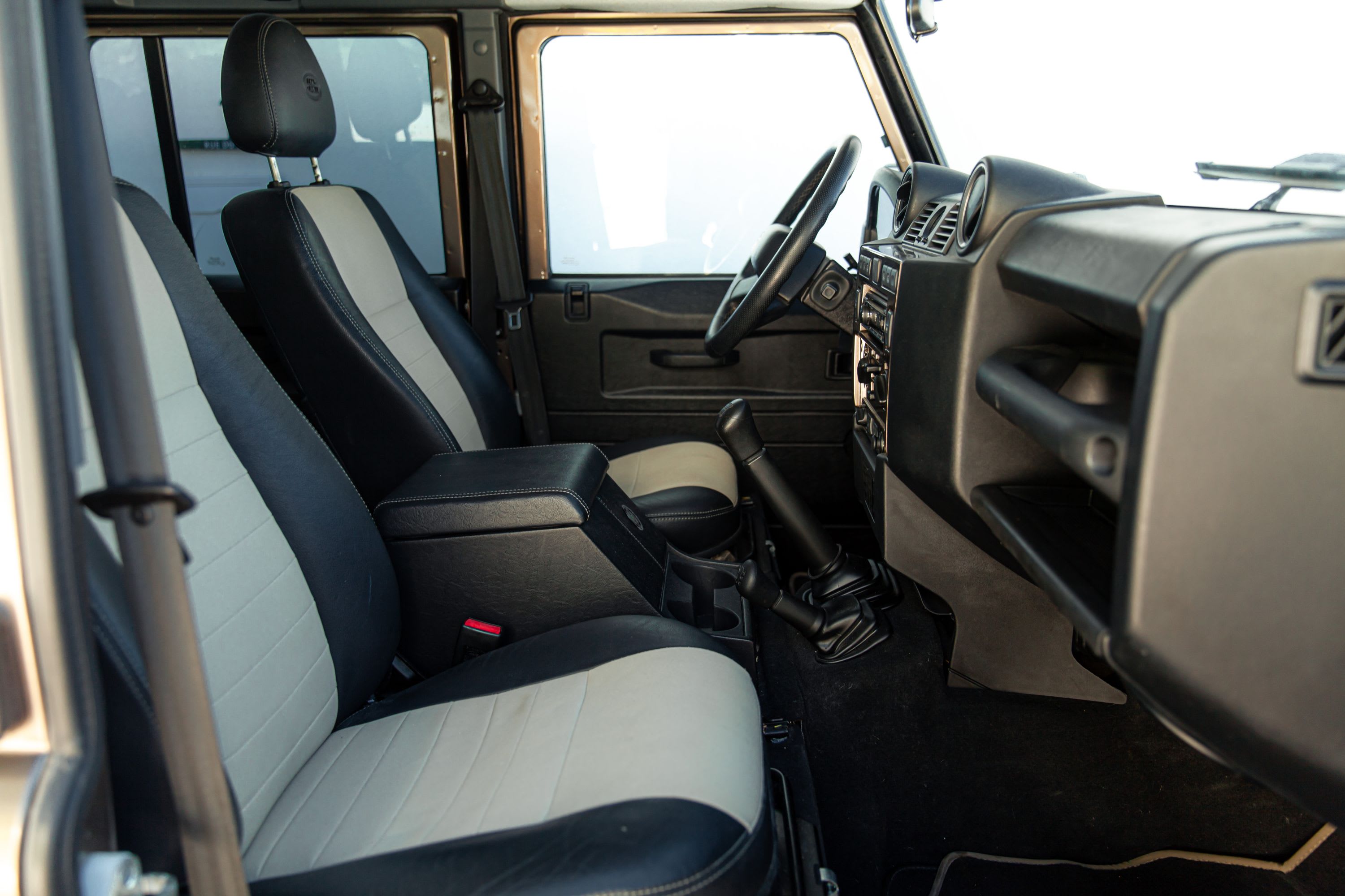 LAND ROVER Defender Special Edition Rough Ii 110 Td4 2013 used interior (1)