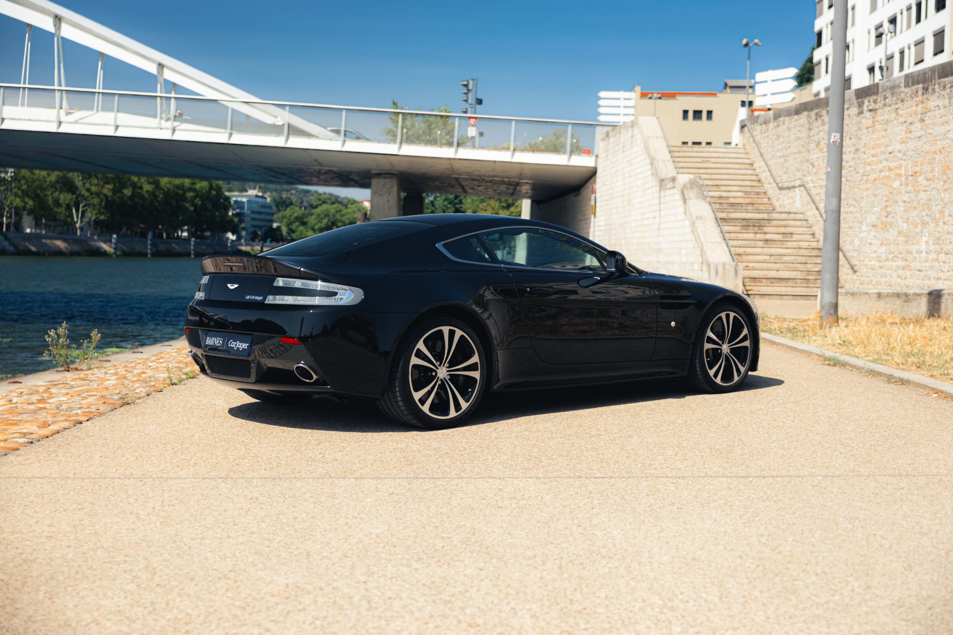 Aston Martin Vantage V12 Carbon Black Edition