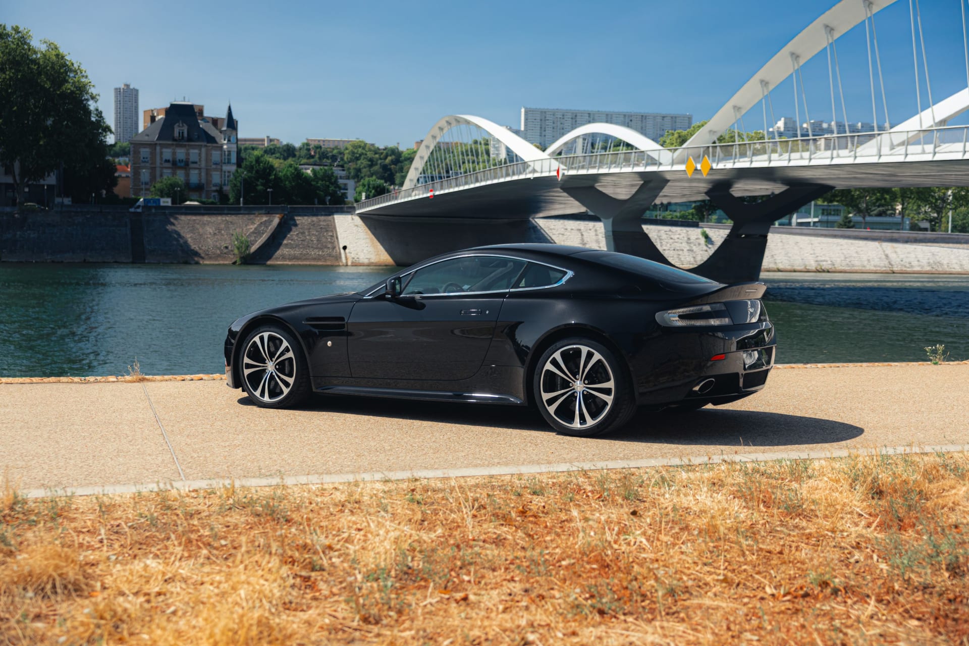 Aston Martin Vantage V12 Carbon Black Edition