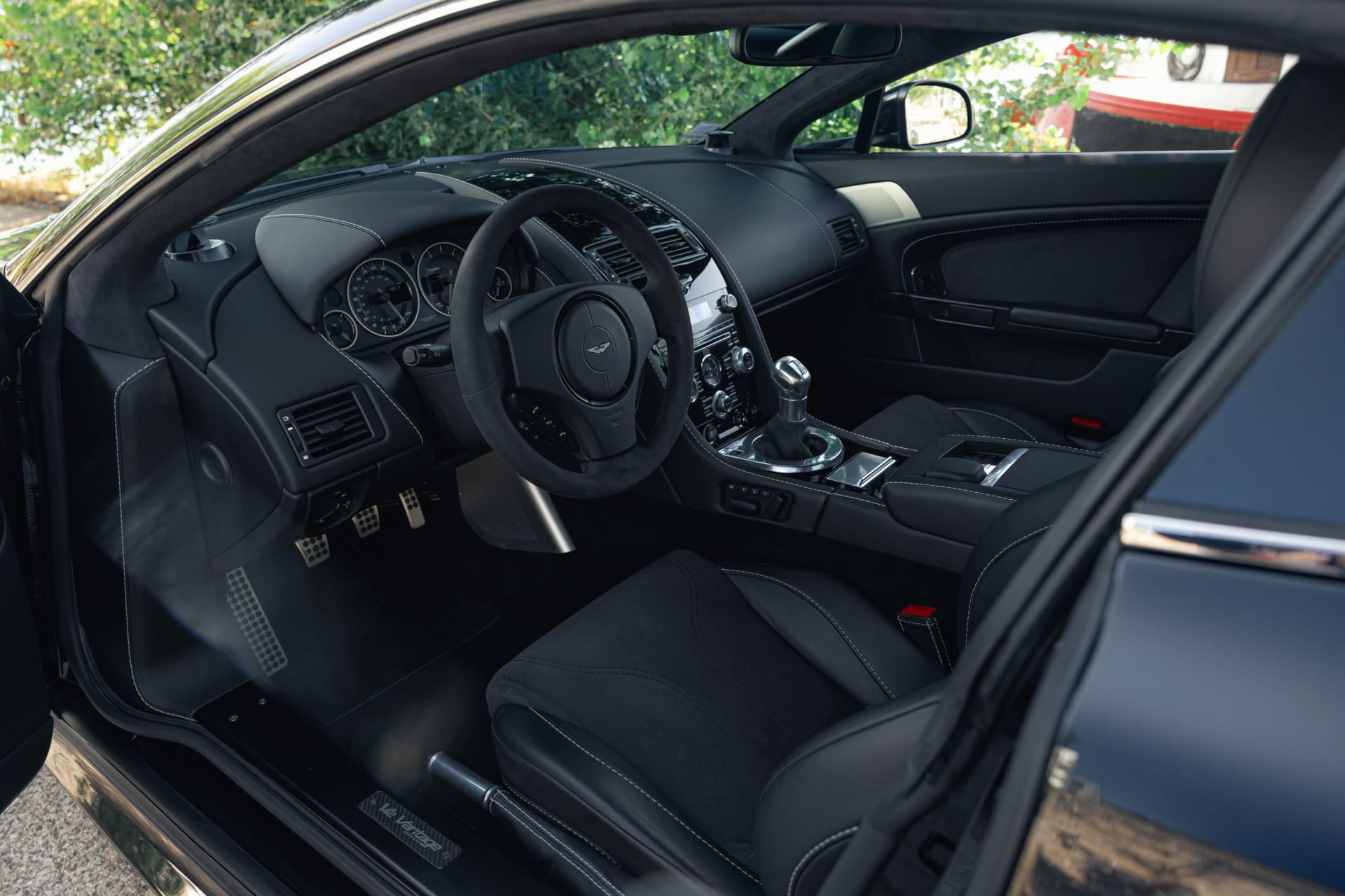 Aston Martin Vantage V12 Carbon Black Edition
