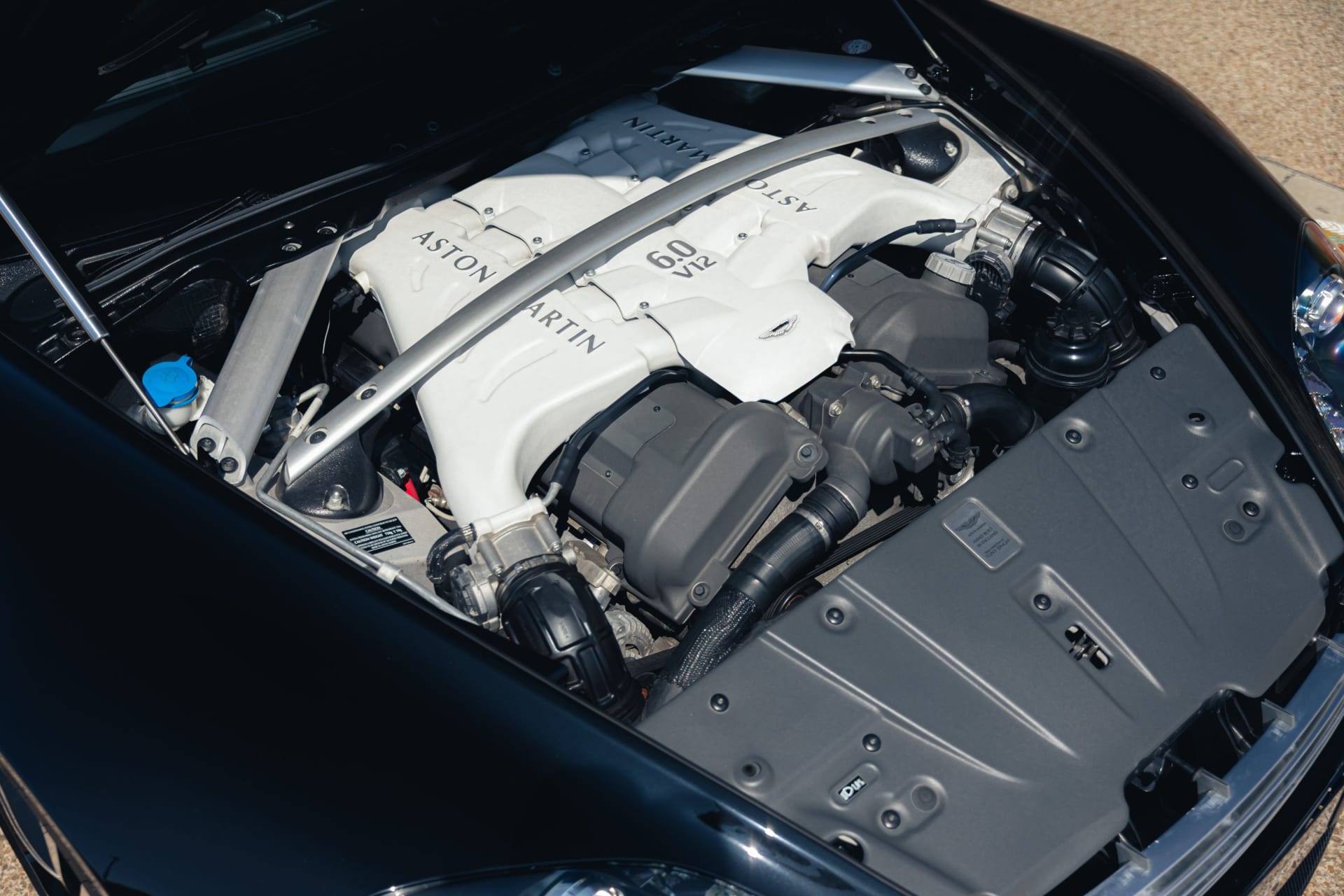 ASTON MARTIN Vantage V12 Carbon Black Edition 2012 occasion mécanique (1)