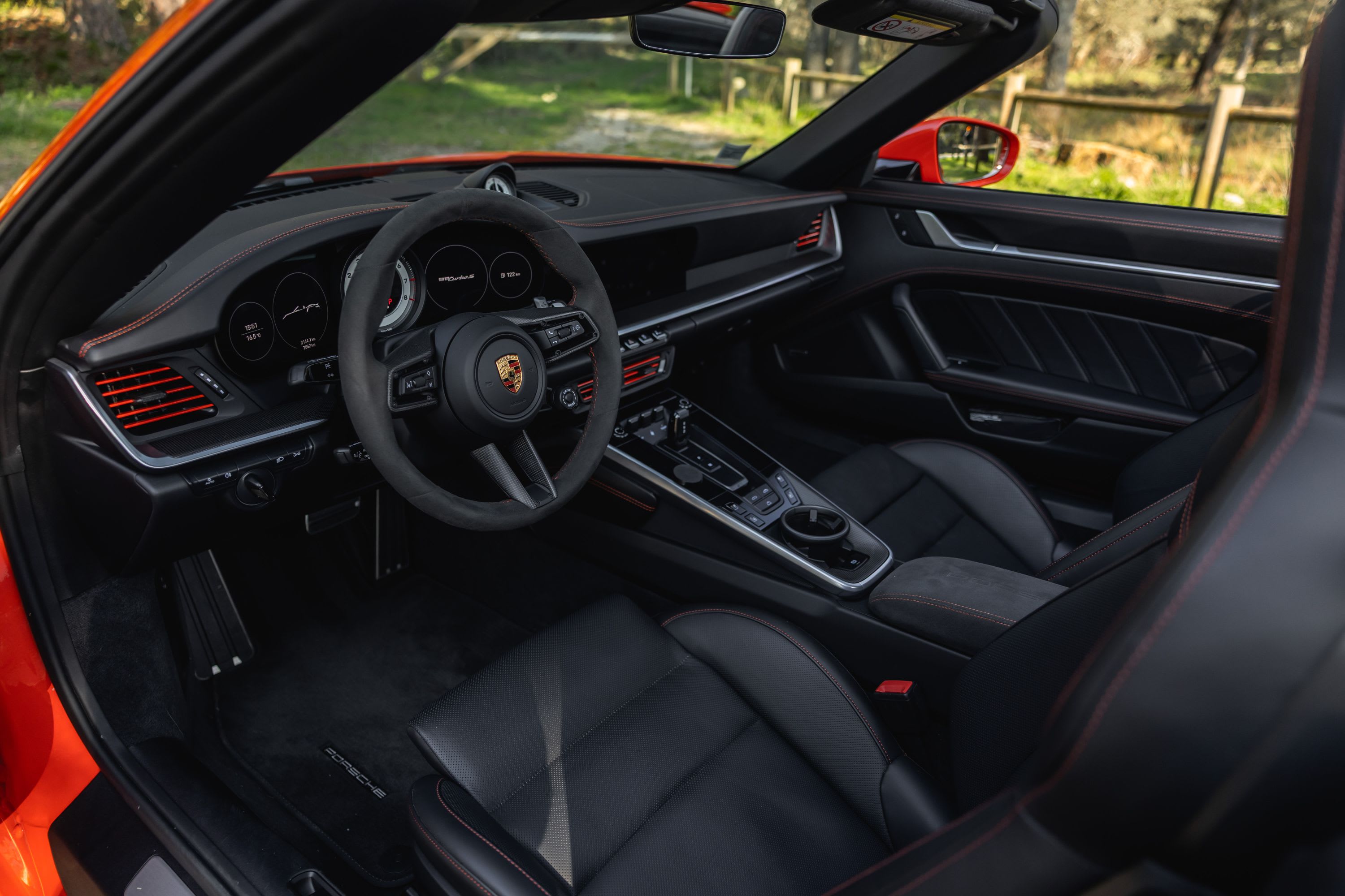 PORSCHE 911 992.1 Turbo S Cabriolet 2022 occasion intérieur (1)