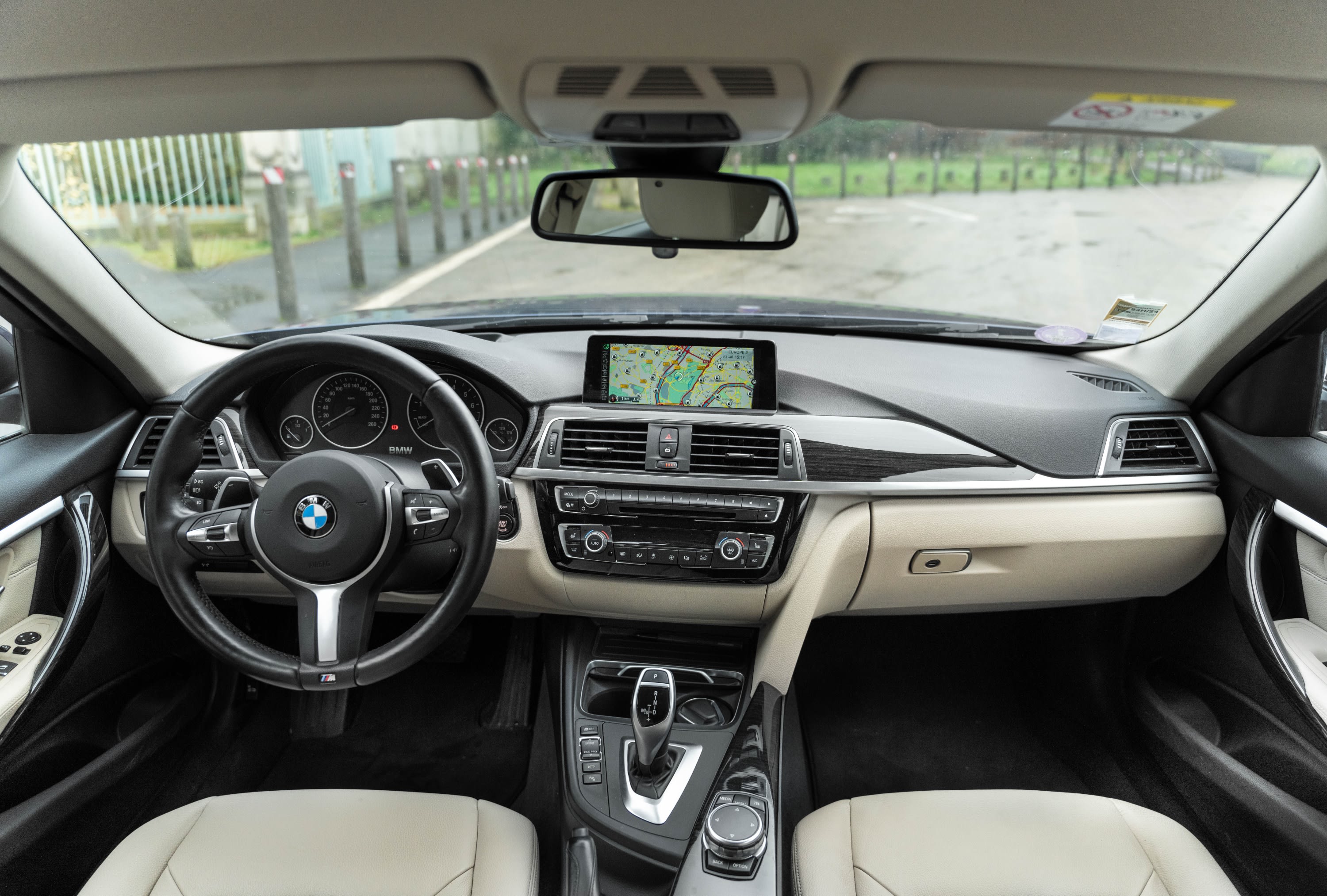 BMW Série 3  Drive Touring Luxury 2016 used interior (1)