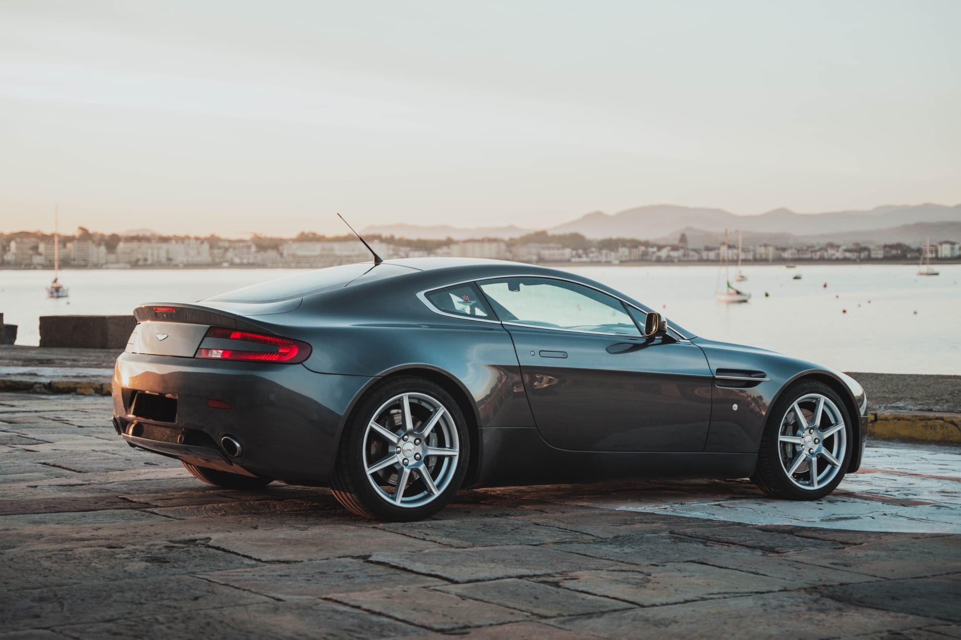 ASTON MARTIN V8 vantage 2006