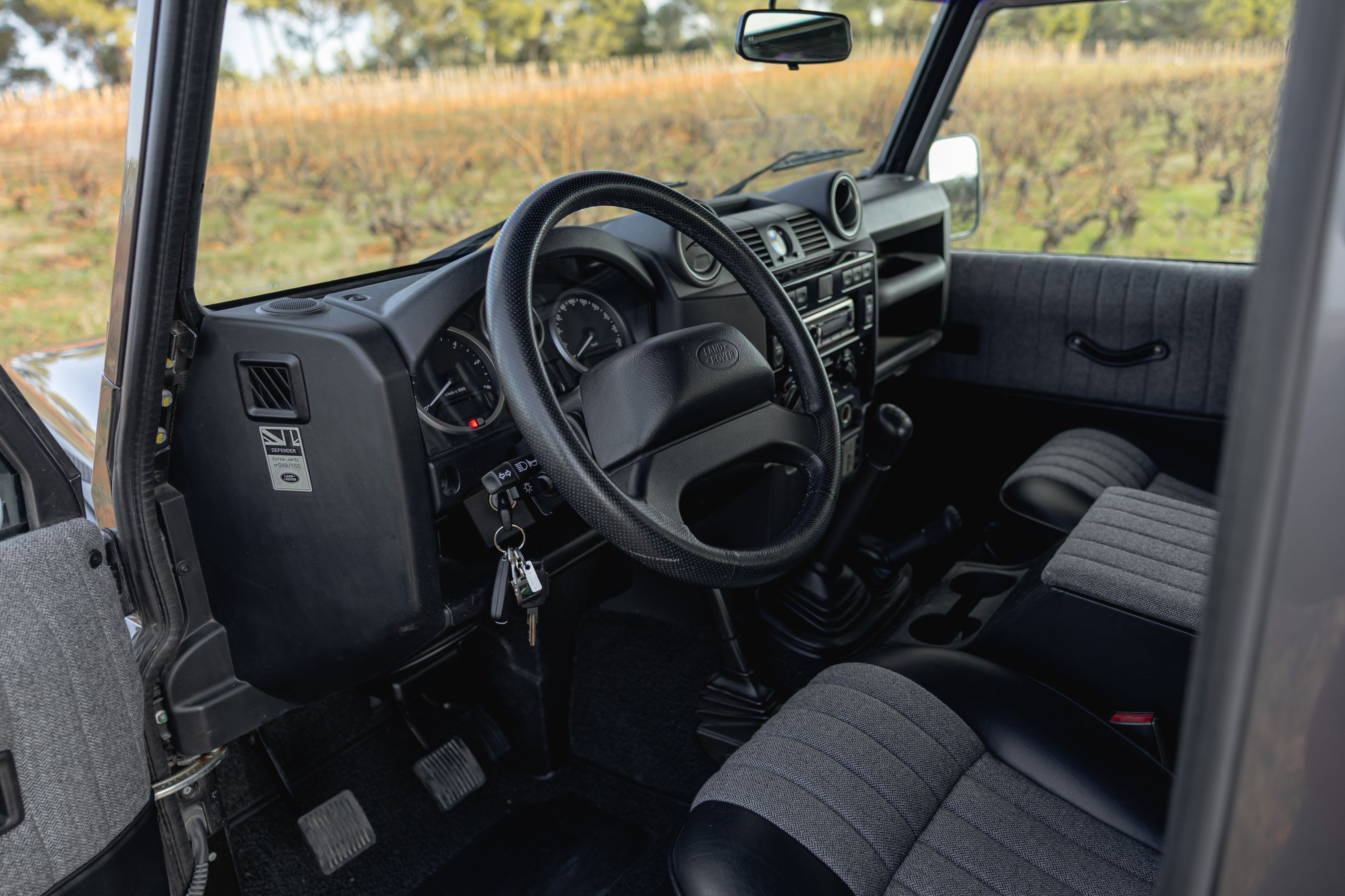 LAND ROVER Defender 90 “black Edition” 48/150 2014 occasion intérieur (1)