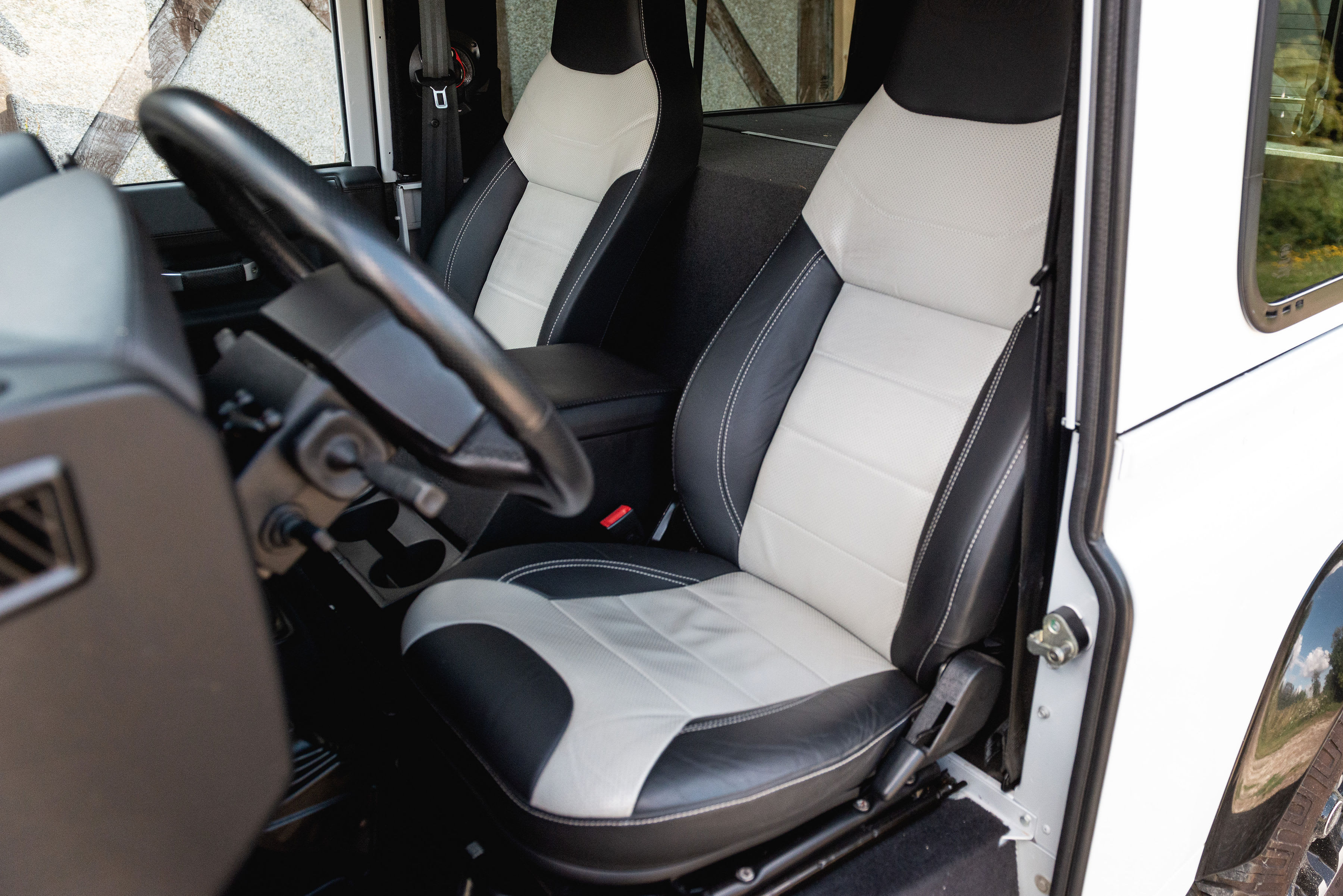 LAND ROVER Defender 90 Mark Ii Adventure Edition 2015 occasion intérieur (1)