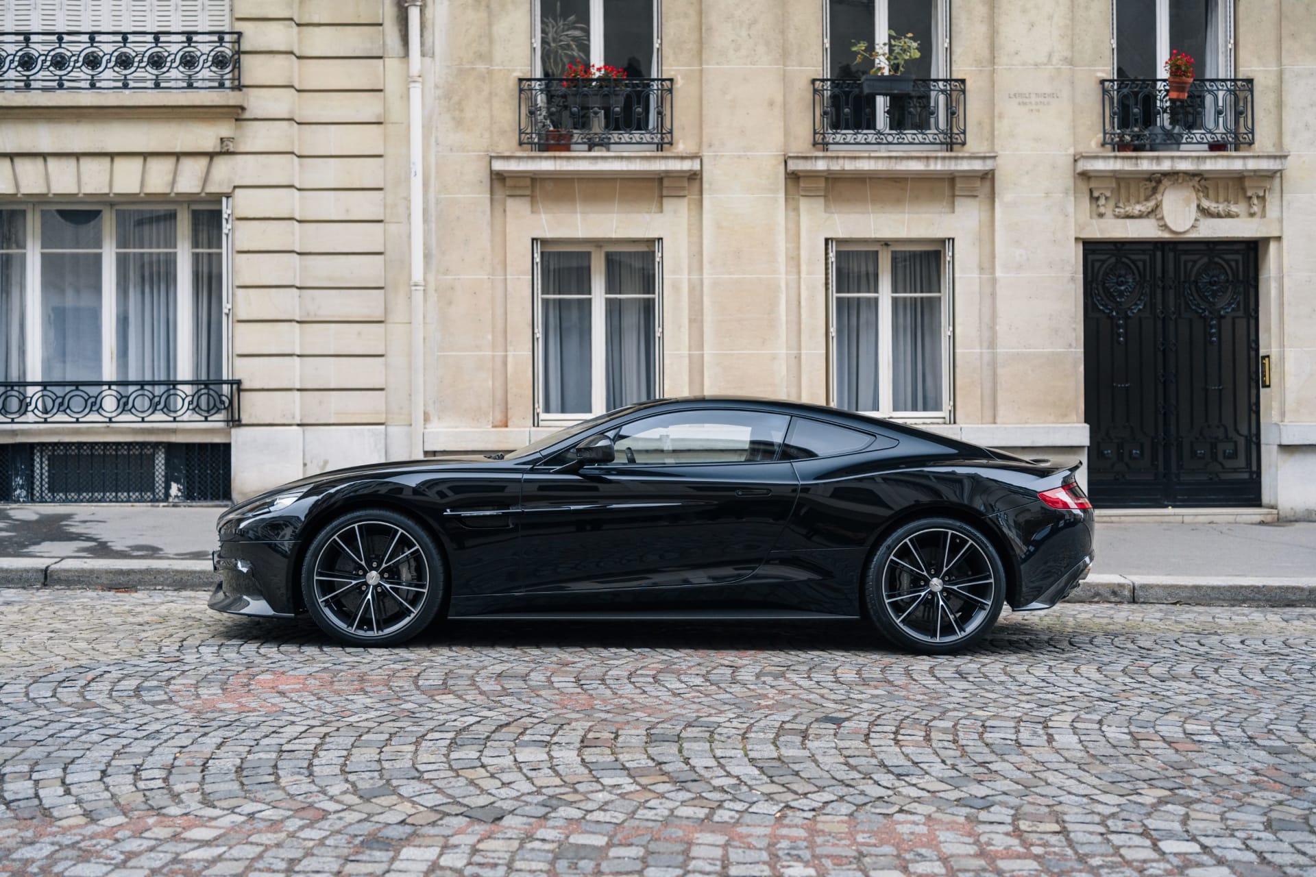 Aston Martin Vanquish 2nd Generation V12