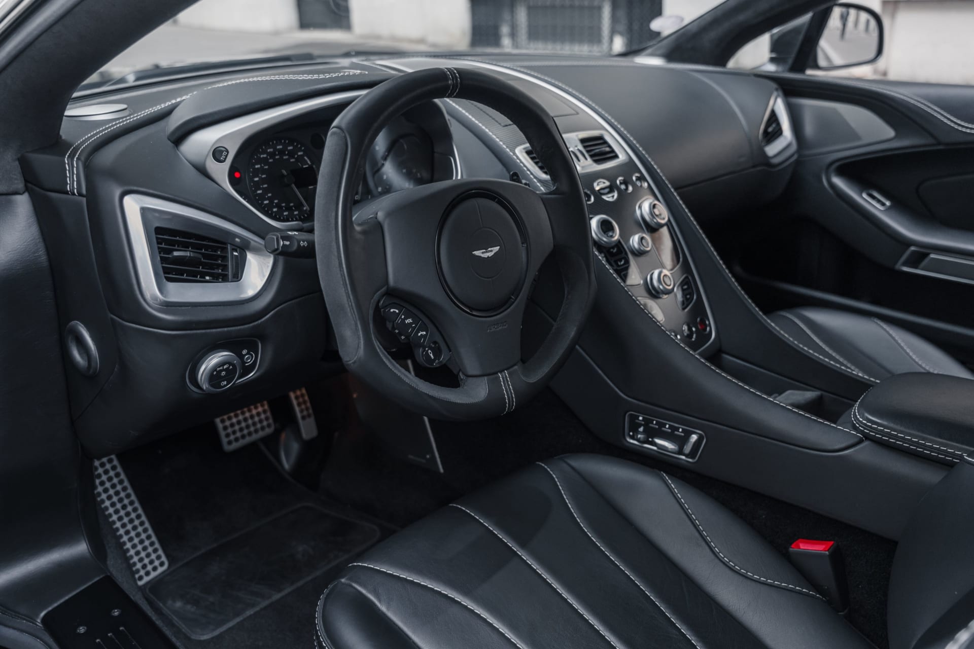 Aston Martin Vanquish 2nd Generation V12