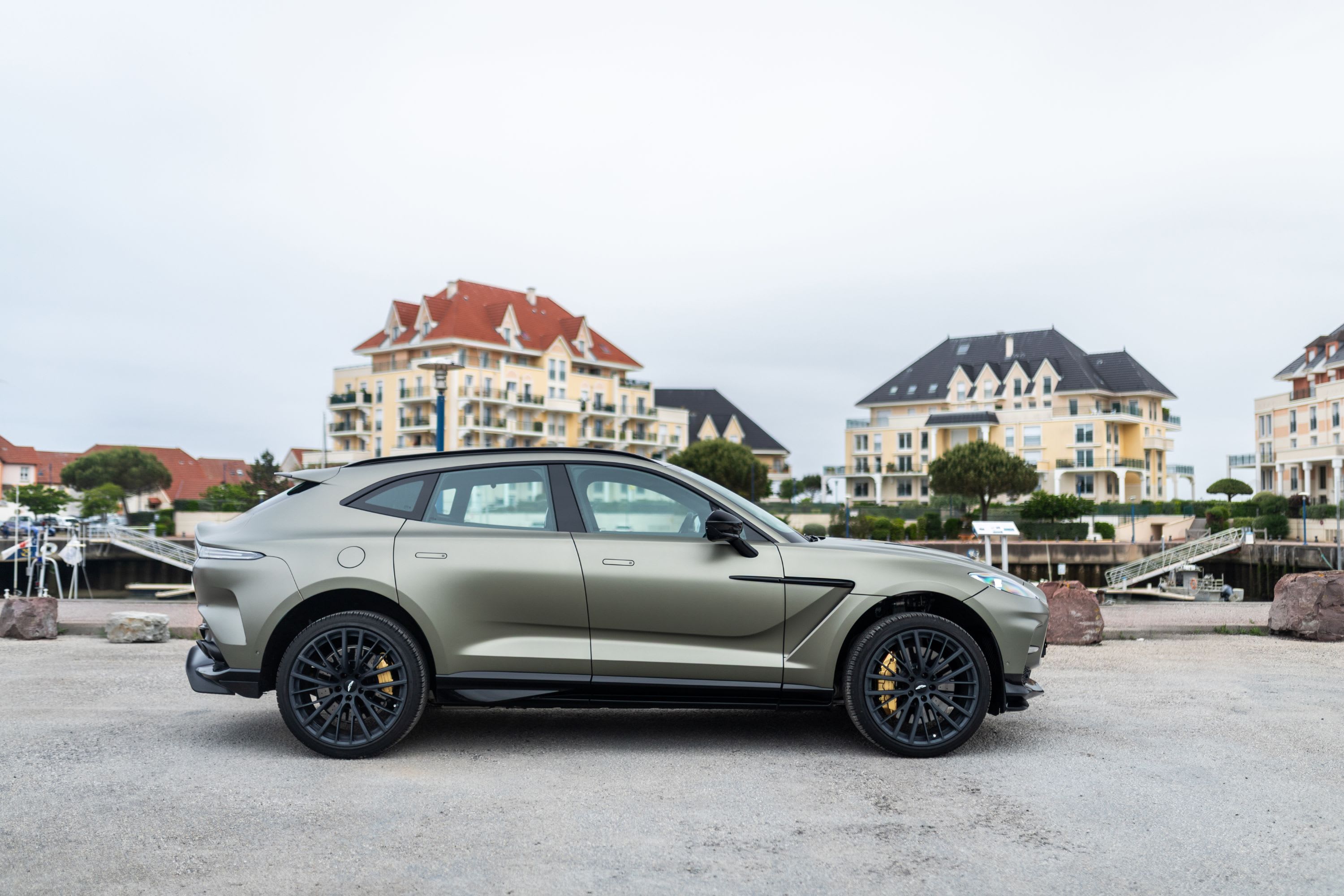 Aston Martin Dbx 707