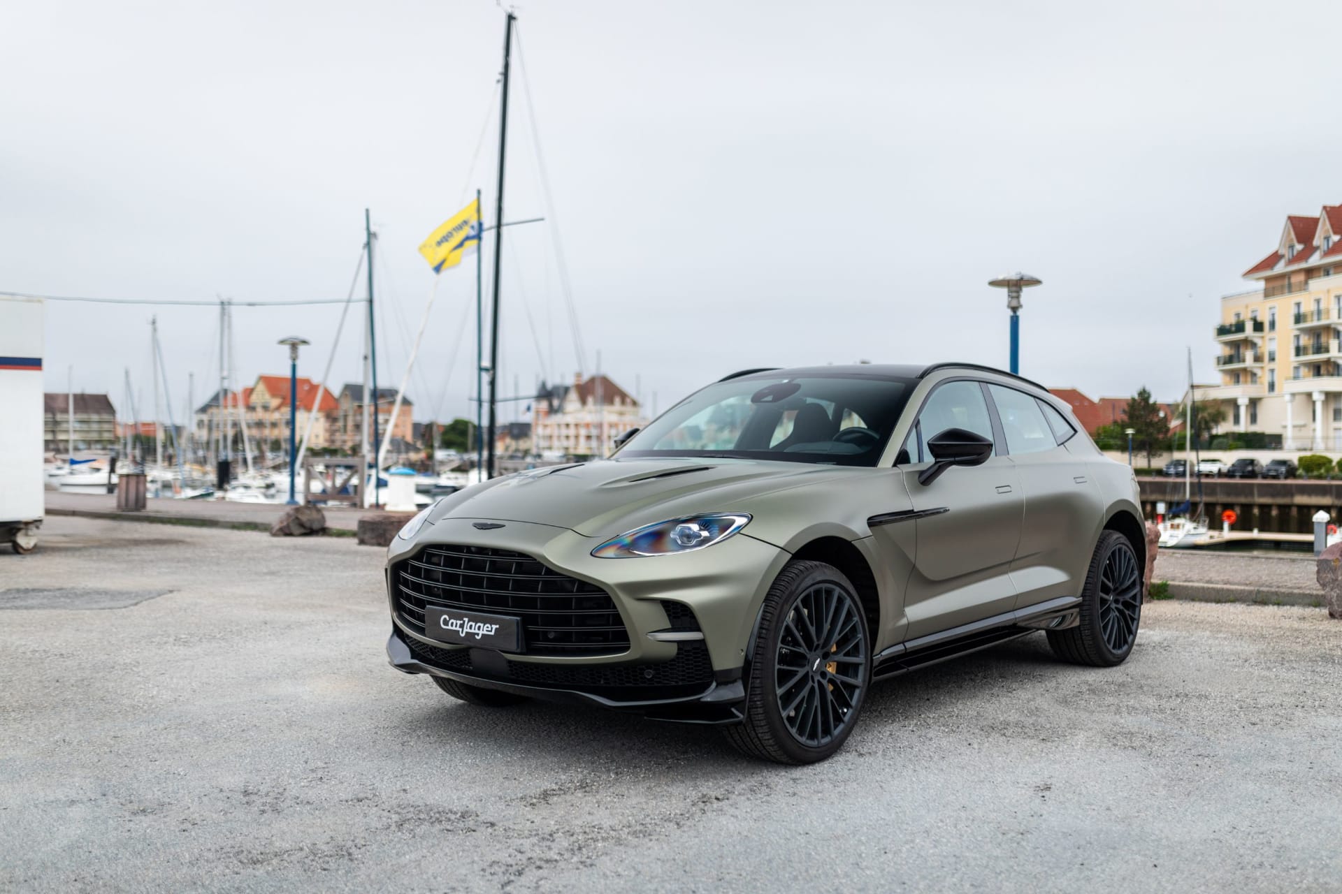 Aston Martin Dbx 707