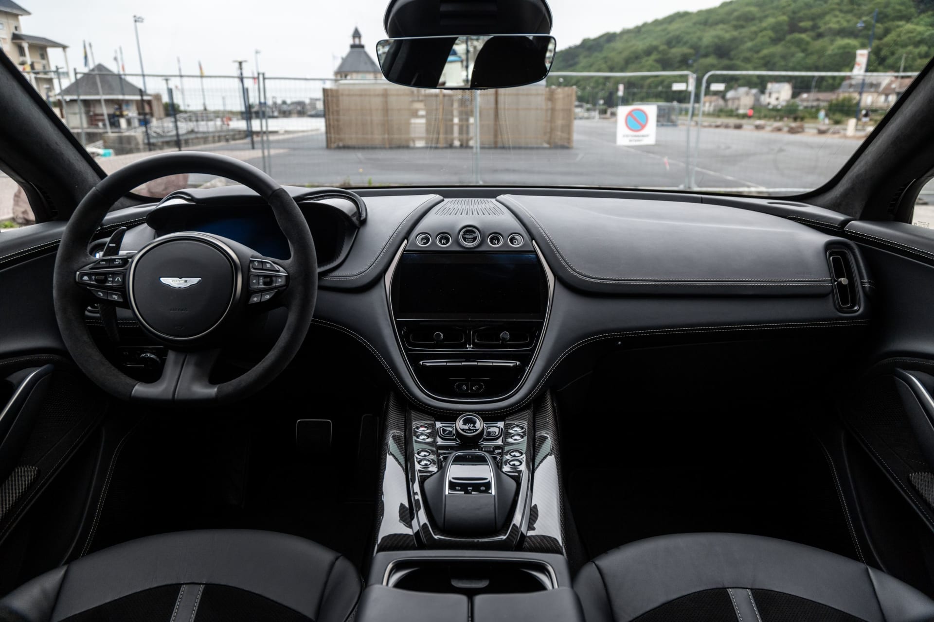 Aston Martin Dbx 707