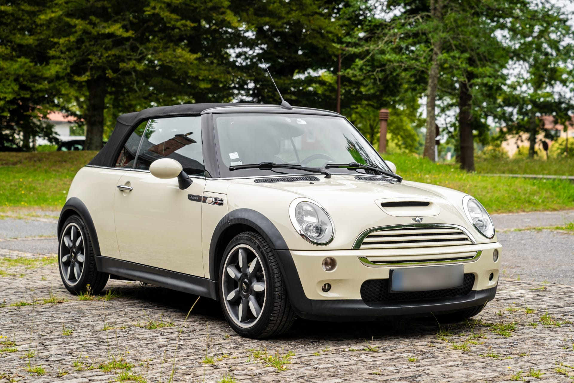Mini R52  Cooper S Cabriolet Sidewalk