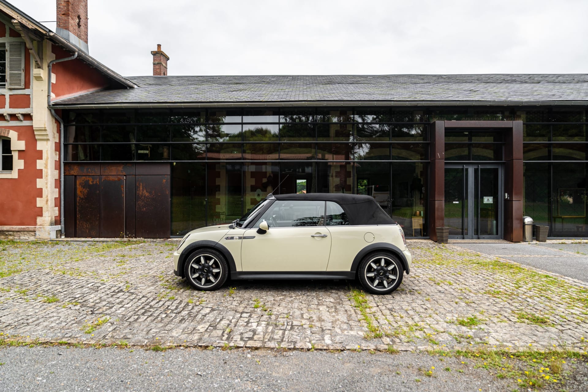Mini R52  Cooper S Cabriolet Sidewalk