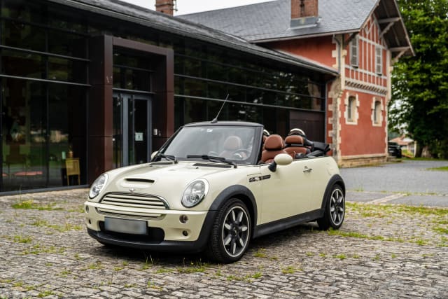 Mini Cooper S Cabriolet Sidewalk