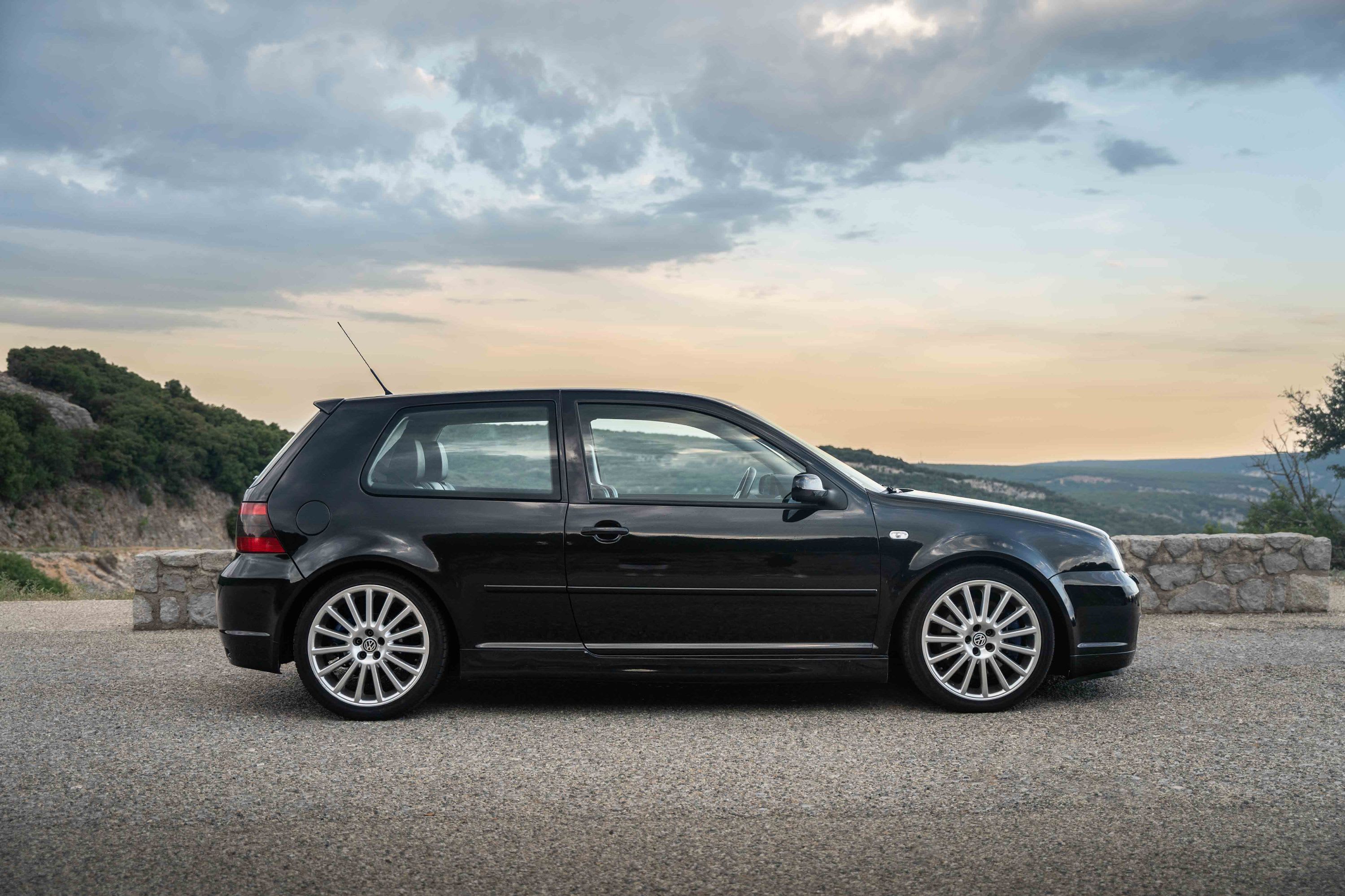 VOLKSWAGEN Golf  R32 2003 used video (1)