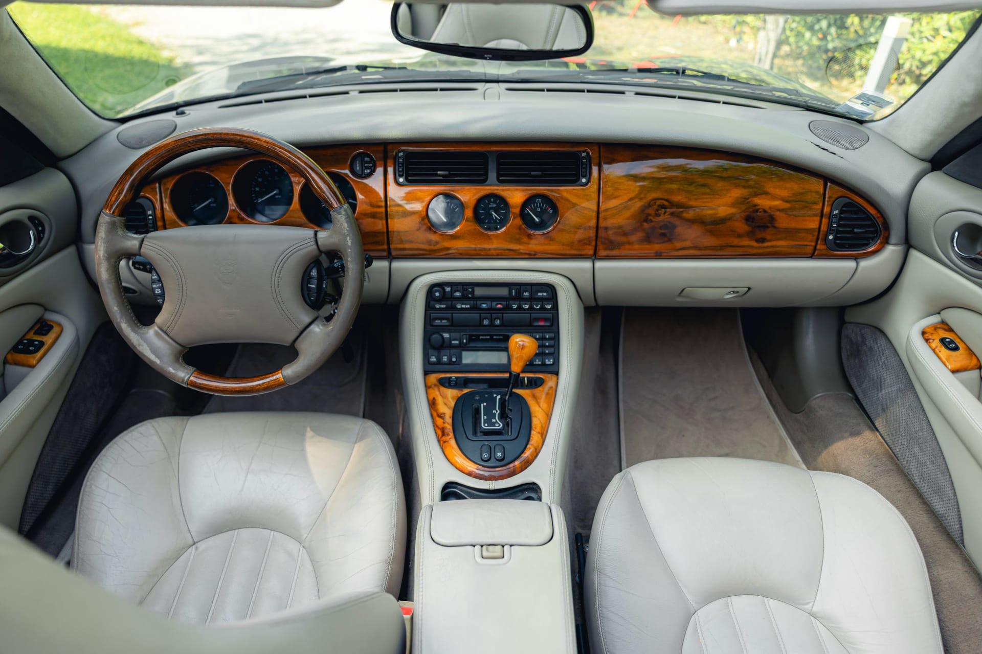 JAGUAR Xk8 X100 4.0 Cabriolet 1998 occasion intérieur (1)