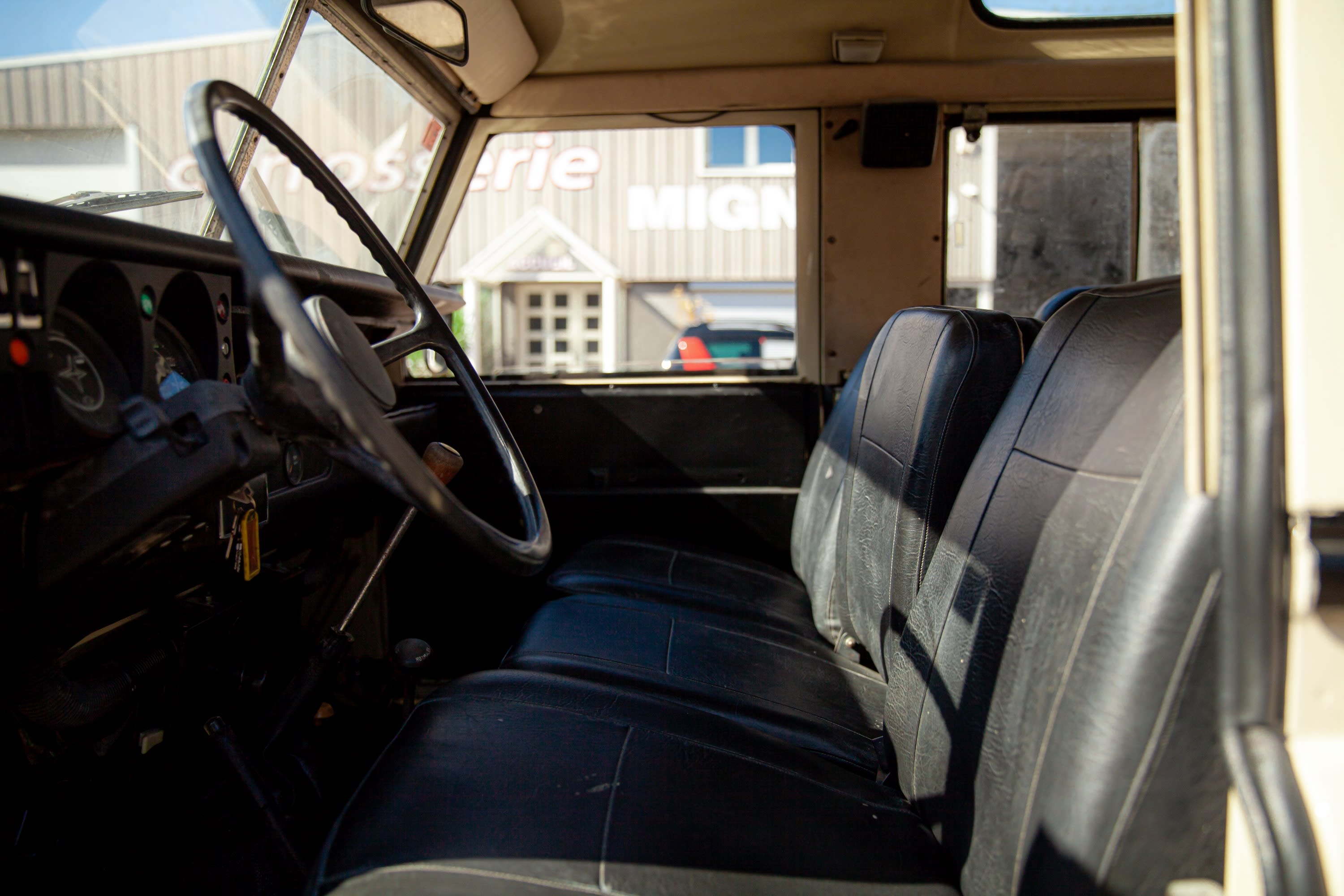 LAND ROVER Santana 90 1982 used interior (1)