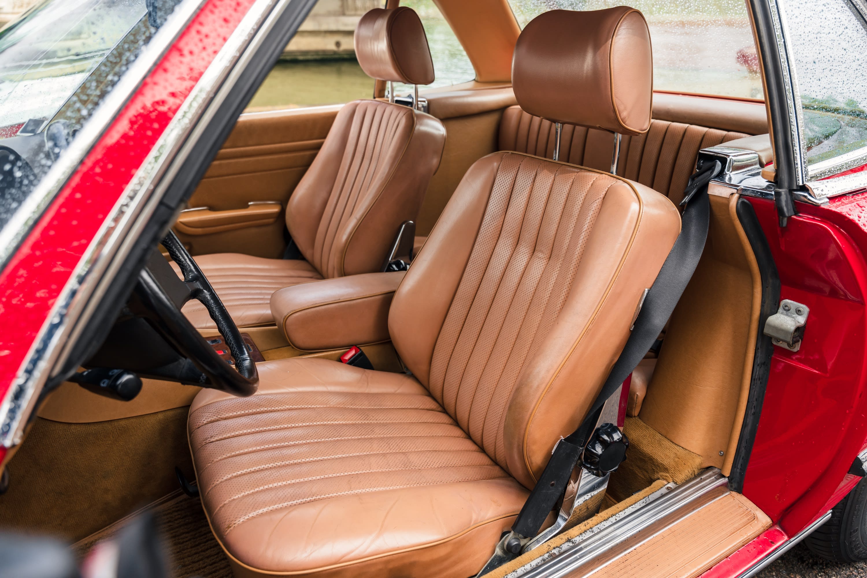 MERCEDES BENZ 300 Sl R107 1985 occasion intérieur (1)