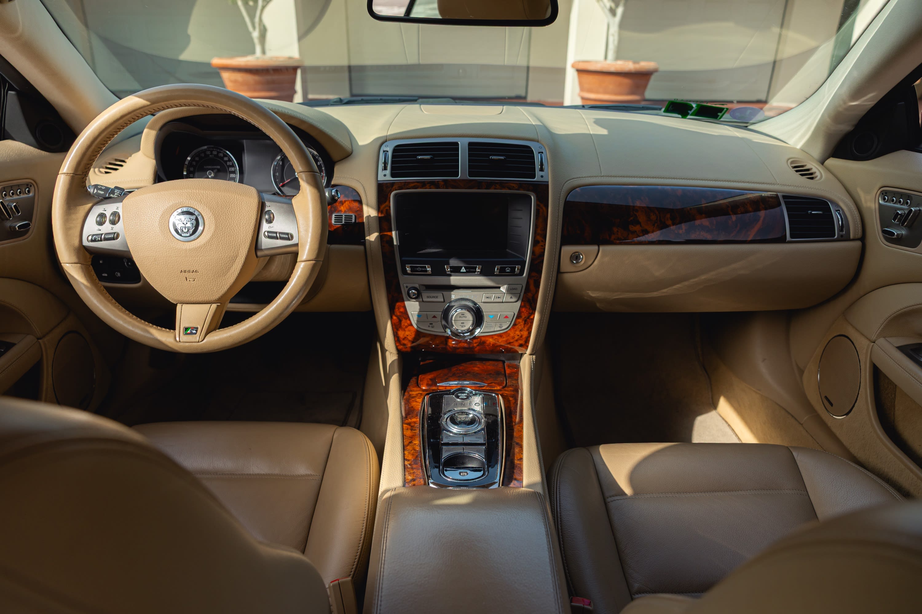 JAGUAR Xkr X150 5.0 510 Ch 2010 used interior (1)