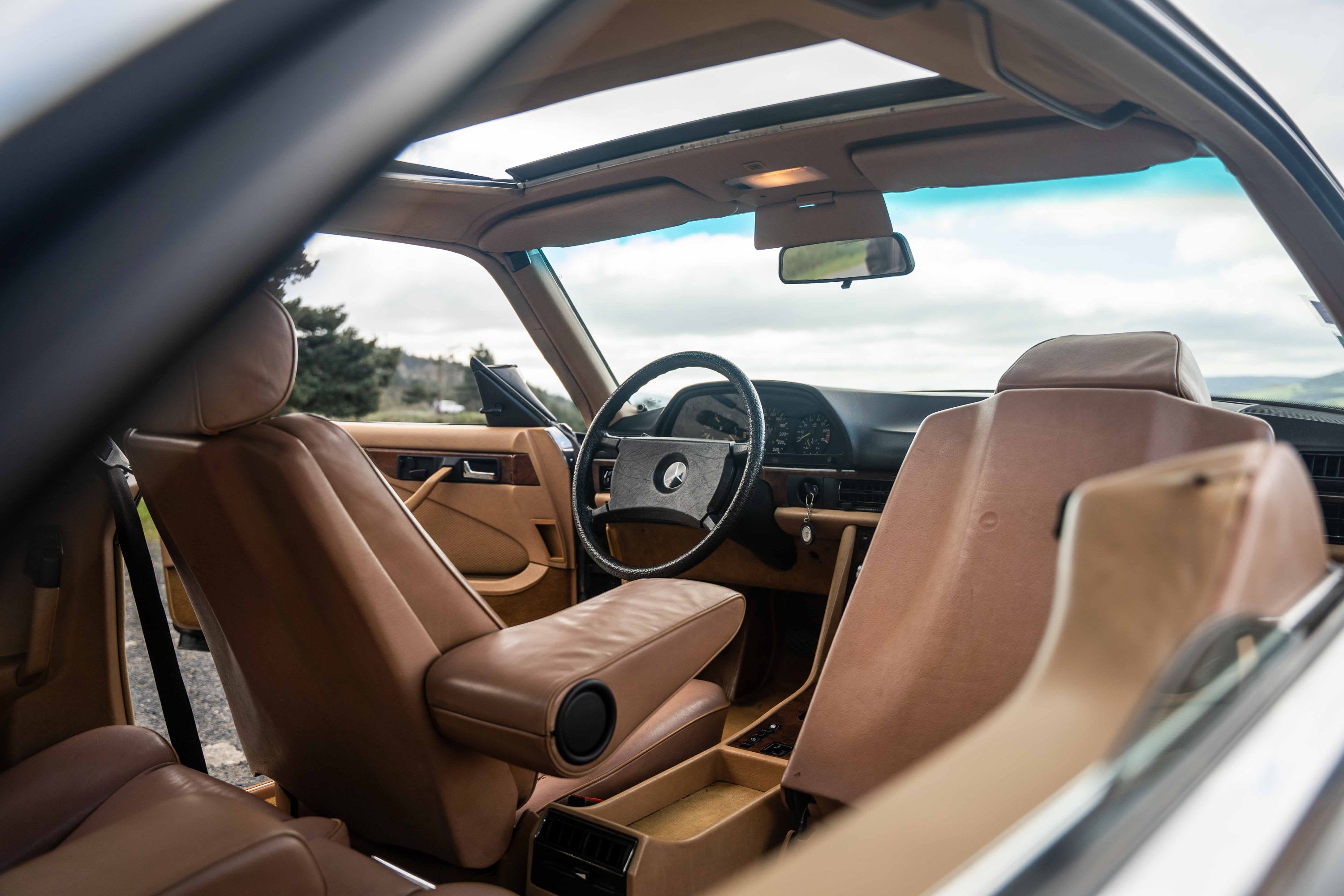 MERCEDES BENZ Classe S  500 Sec W126 1984 occasion intérieur (1)