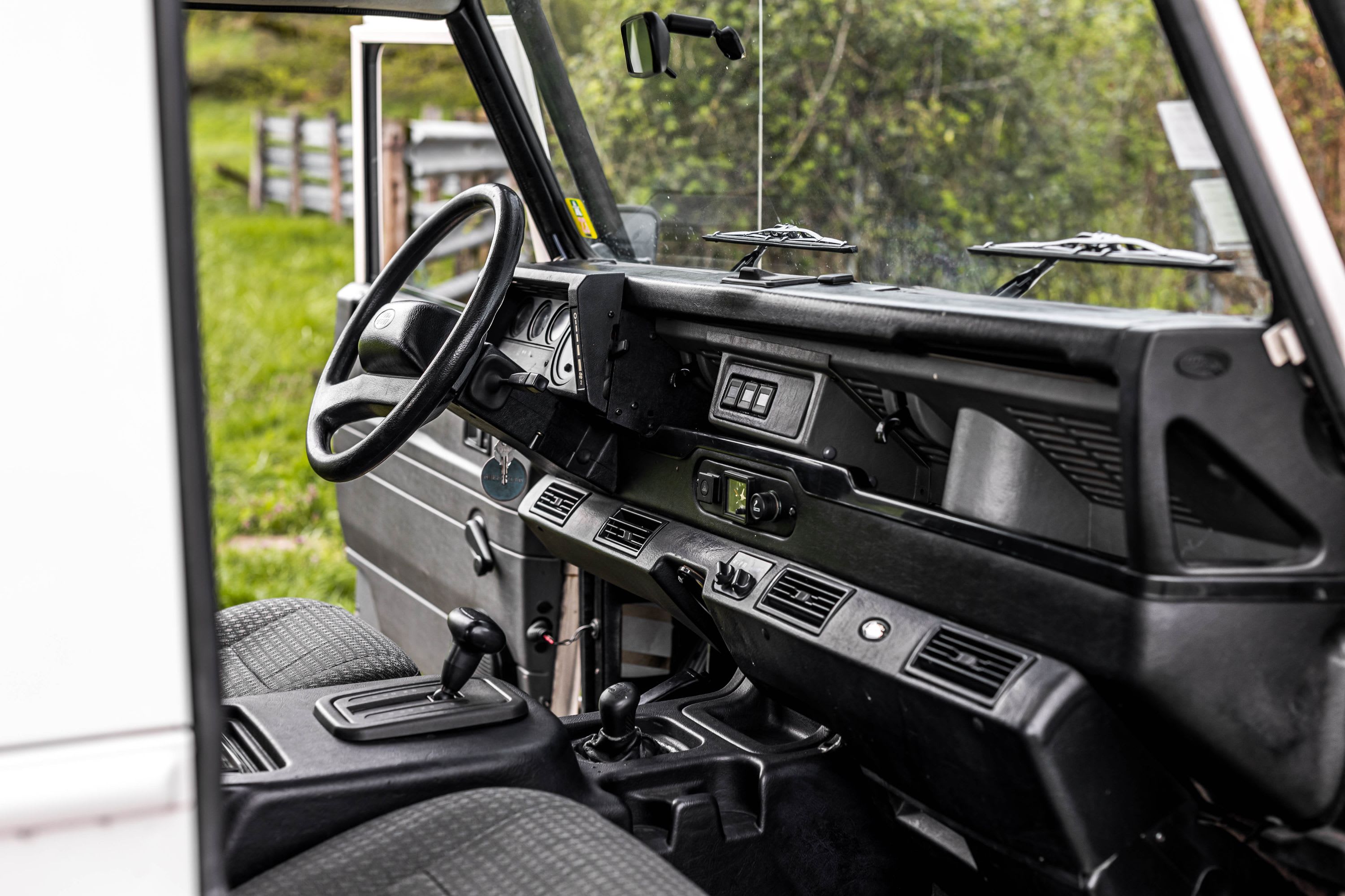 LAND ROVER Defender V8 90 1998 occasion intérieur (1)