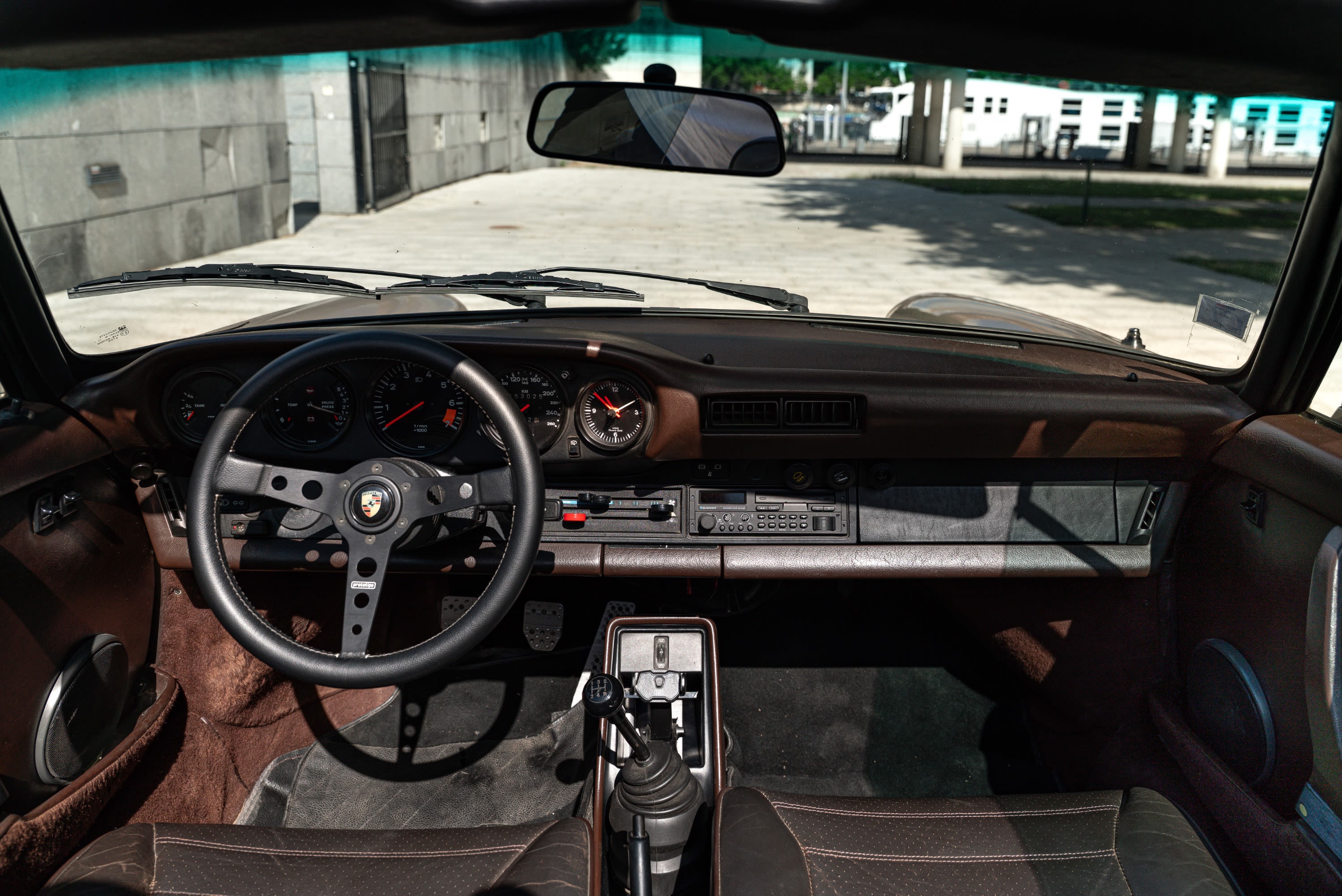 PORSCHE 911 3.2 Cabriolet 1985 used interior (1)