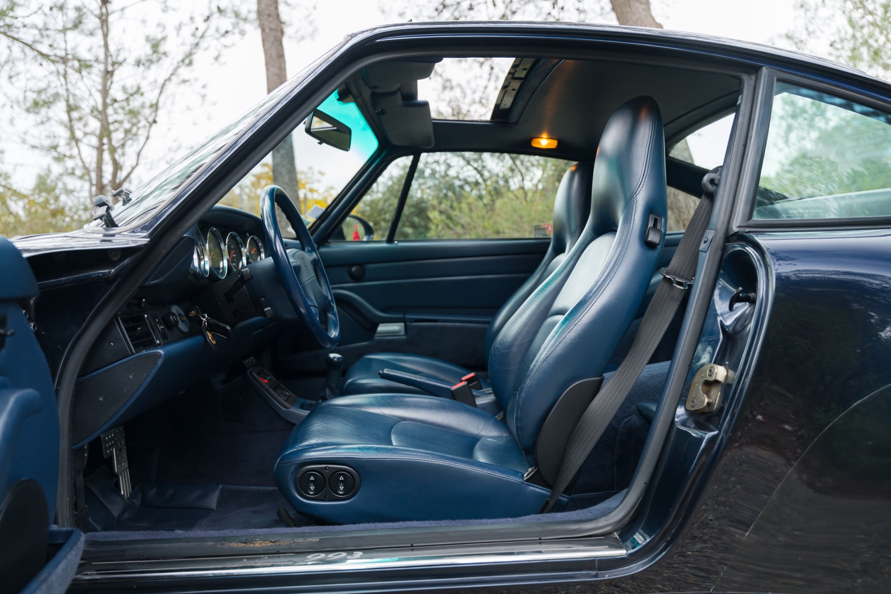 PORSCHE 911 993 Carrera 4 1995 occasion intérieur (1)