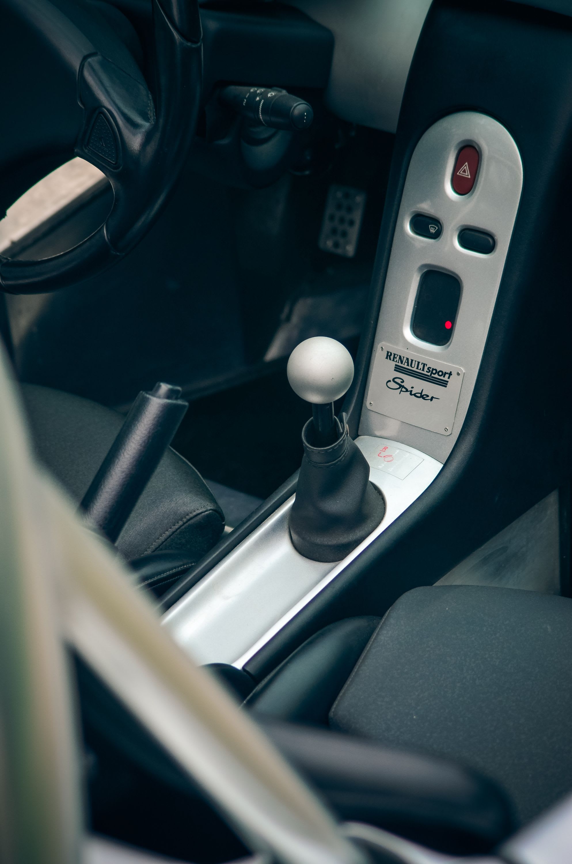 RENAULT Sport Spider Windscreen 1999 used interior (1)