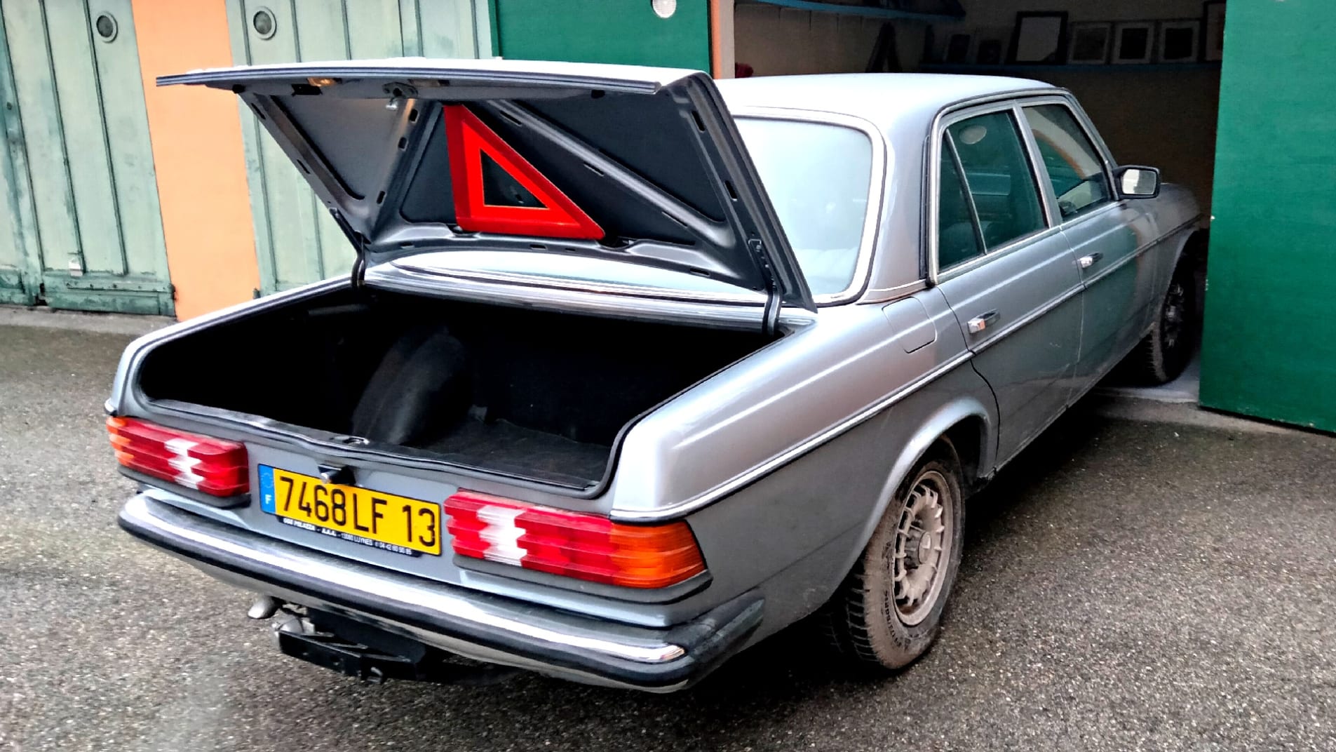 MERCEDES-BENZ 230 e w123 1984