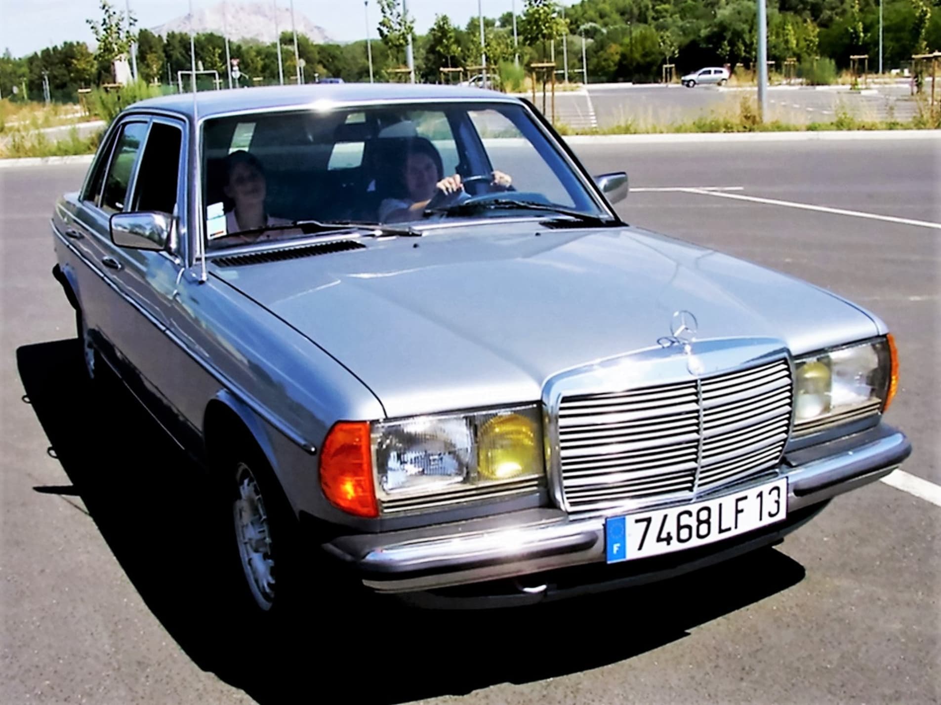 MERCEDES-BENZ 230 e w123 1984