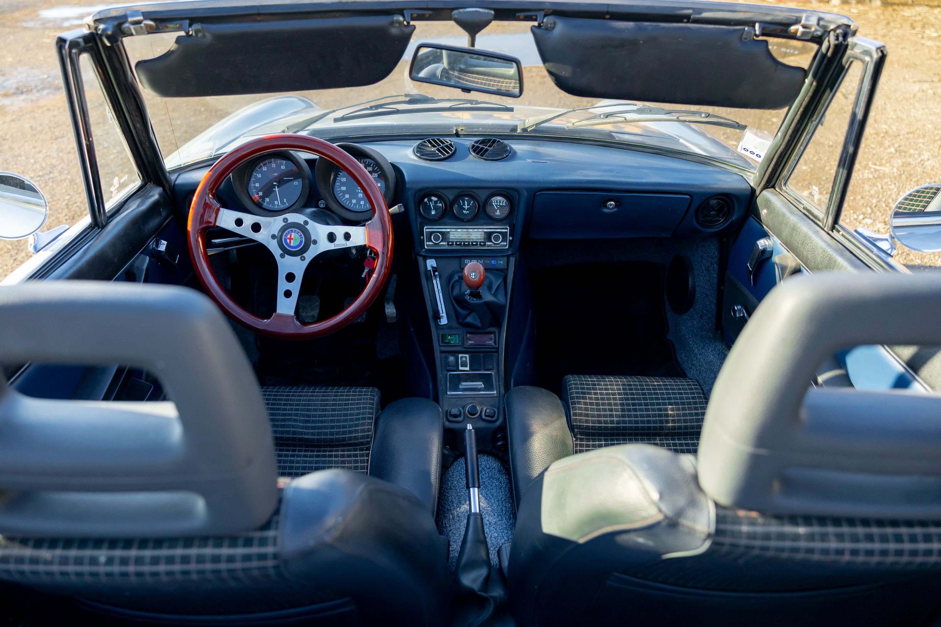 ALFA ROMEO Spider  2000 Veloce 1983 occasion intérieur (1)