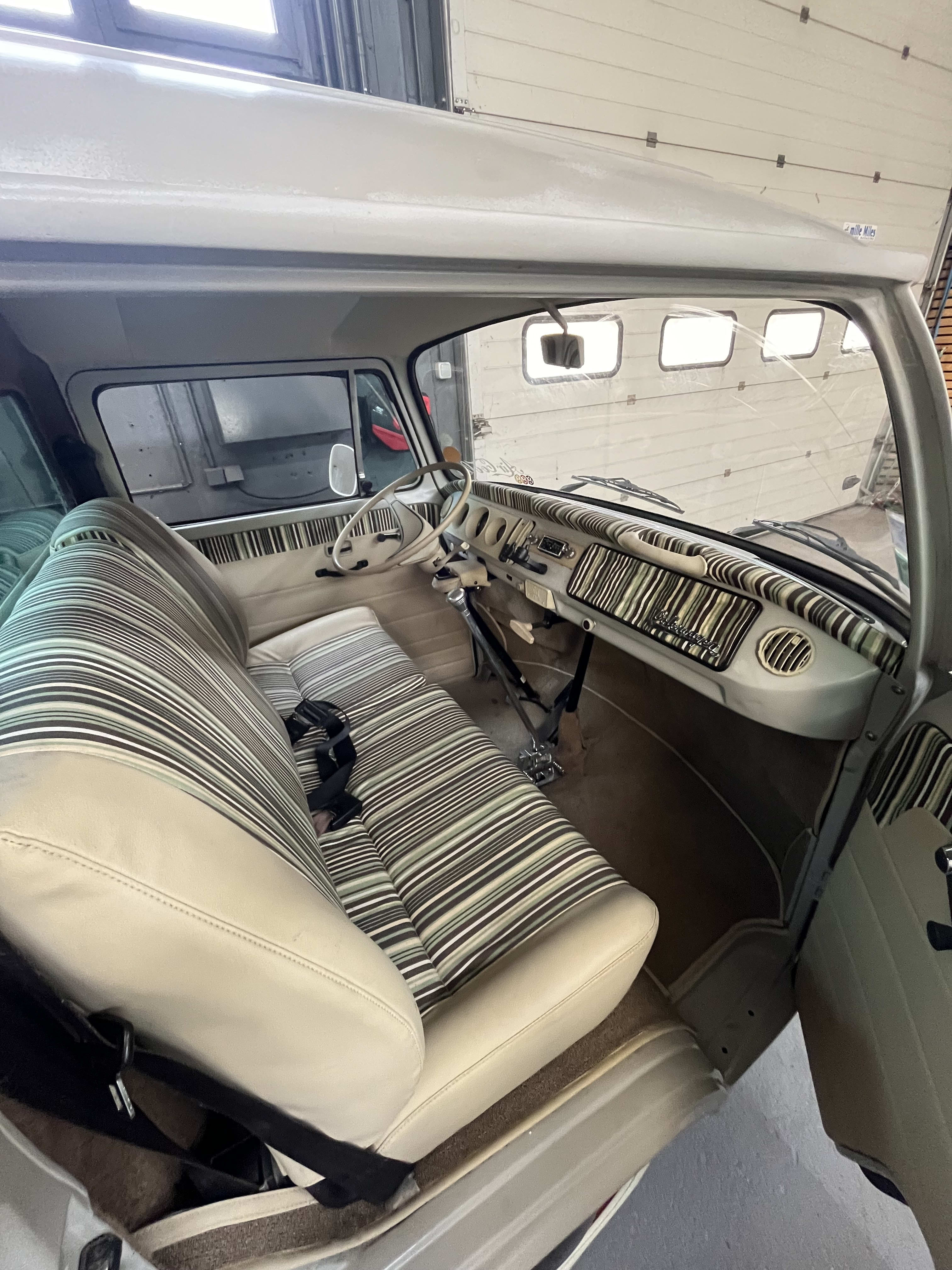 VOLKSWAGEN Typ 2 T2 Combi 1986 occasion intérieur (1)