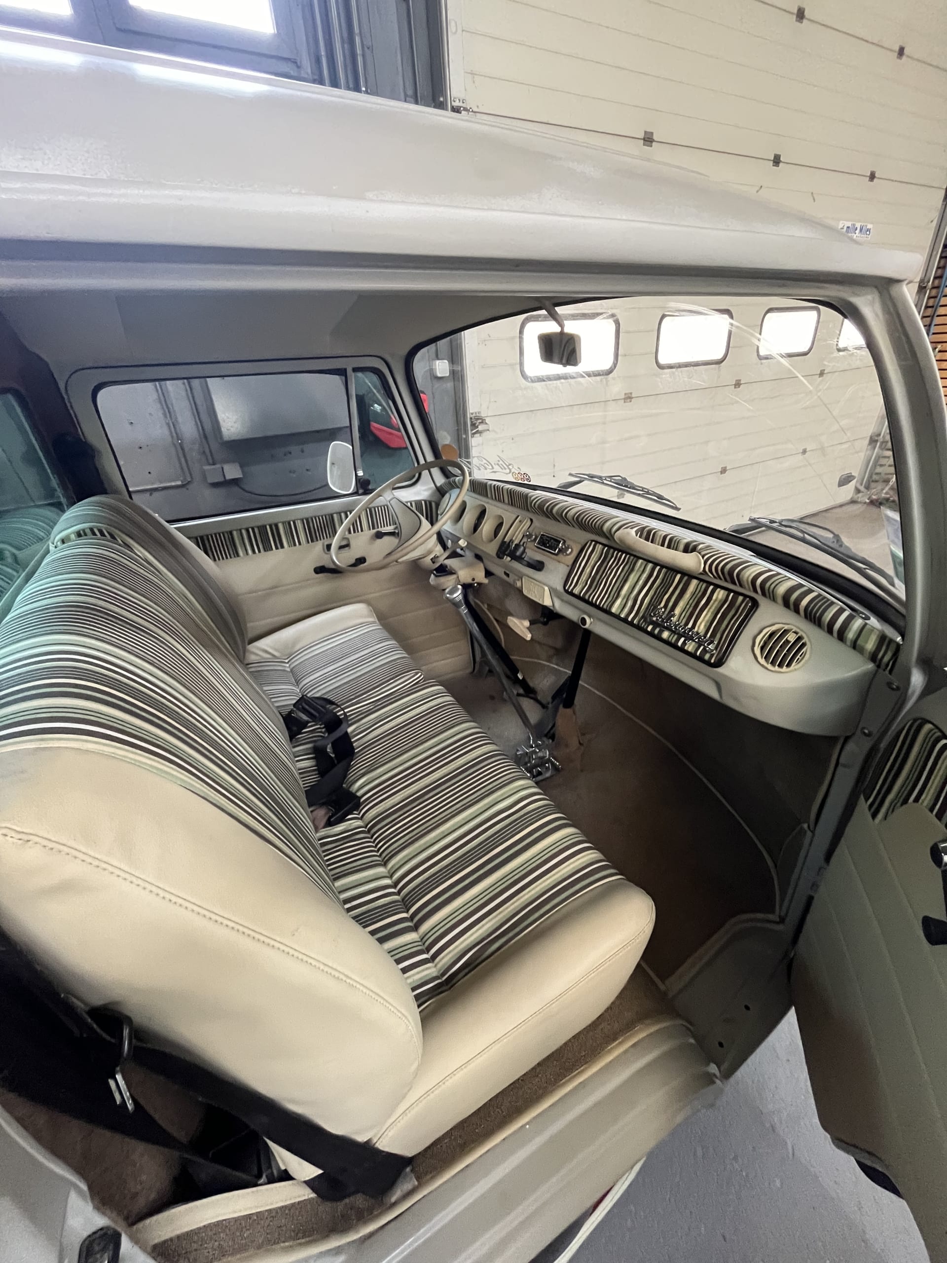VOLKSWAGEN Typ 2 T2 Combi 1986 occasion intérieur (1)