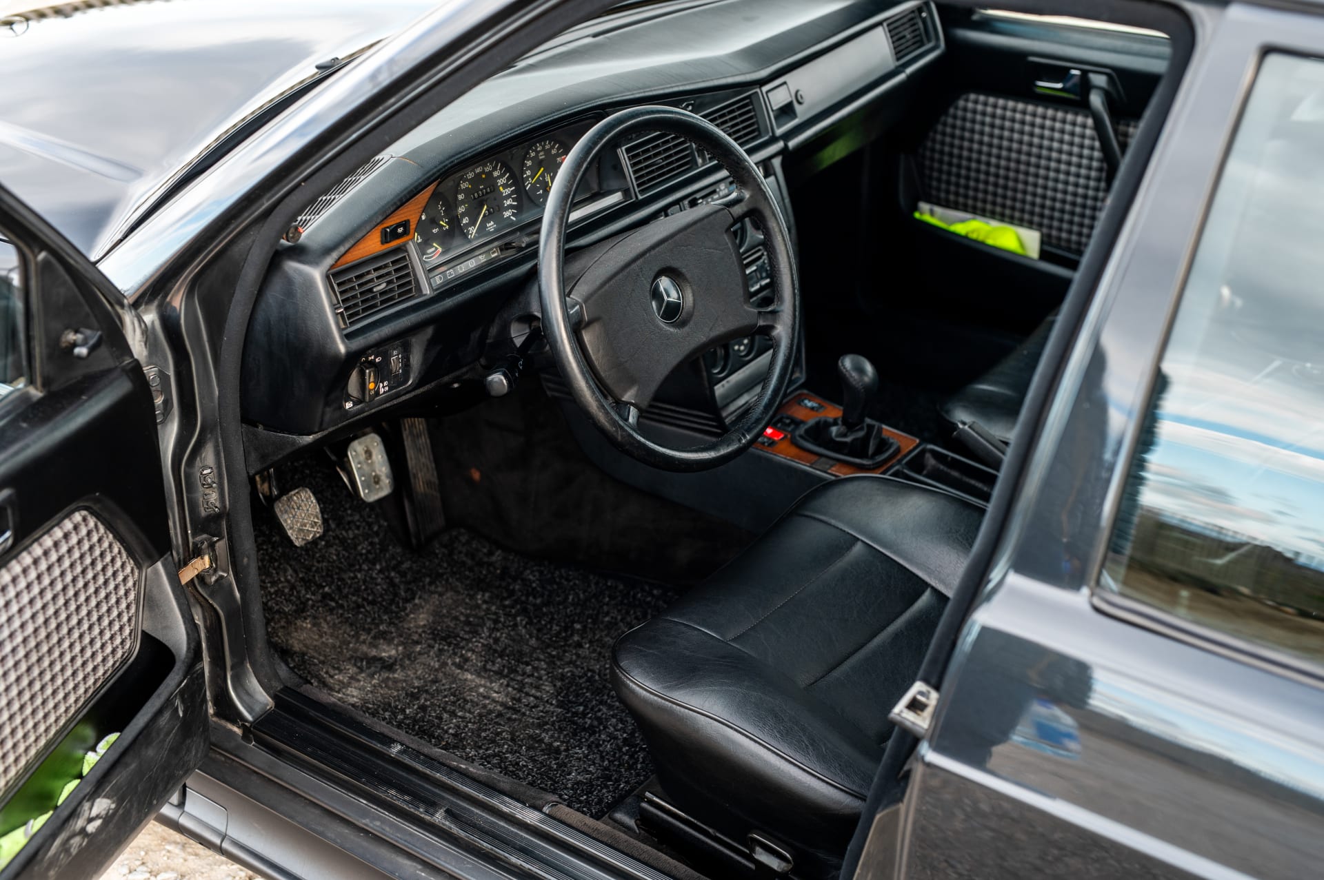 MERCEDES BENZ 190 E   1985 used interior (1)
