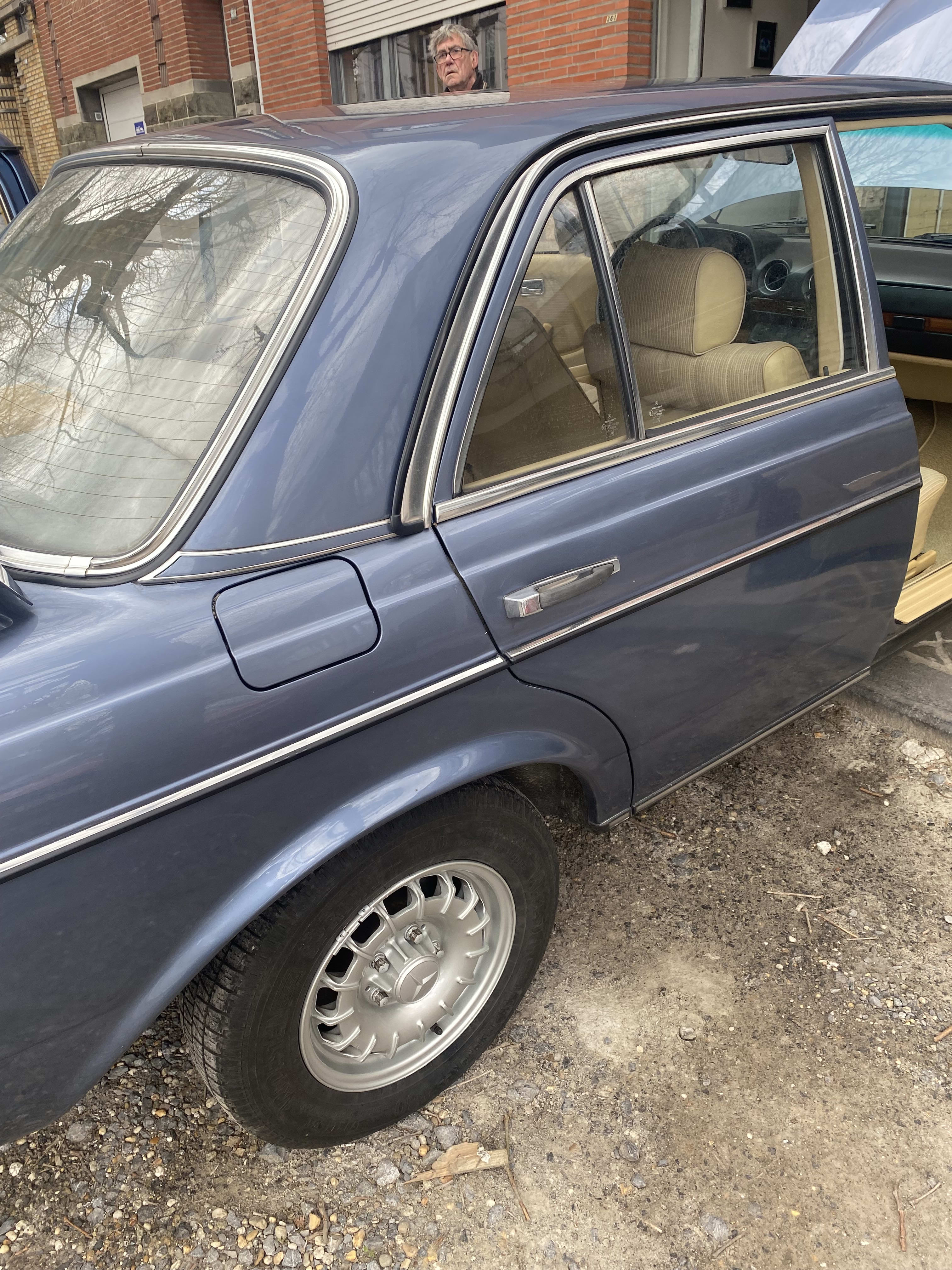 MERCEDES BENZ 230 E W123 1985 occasion extérieur (2)