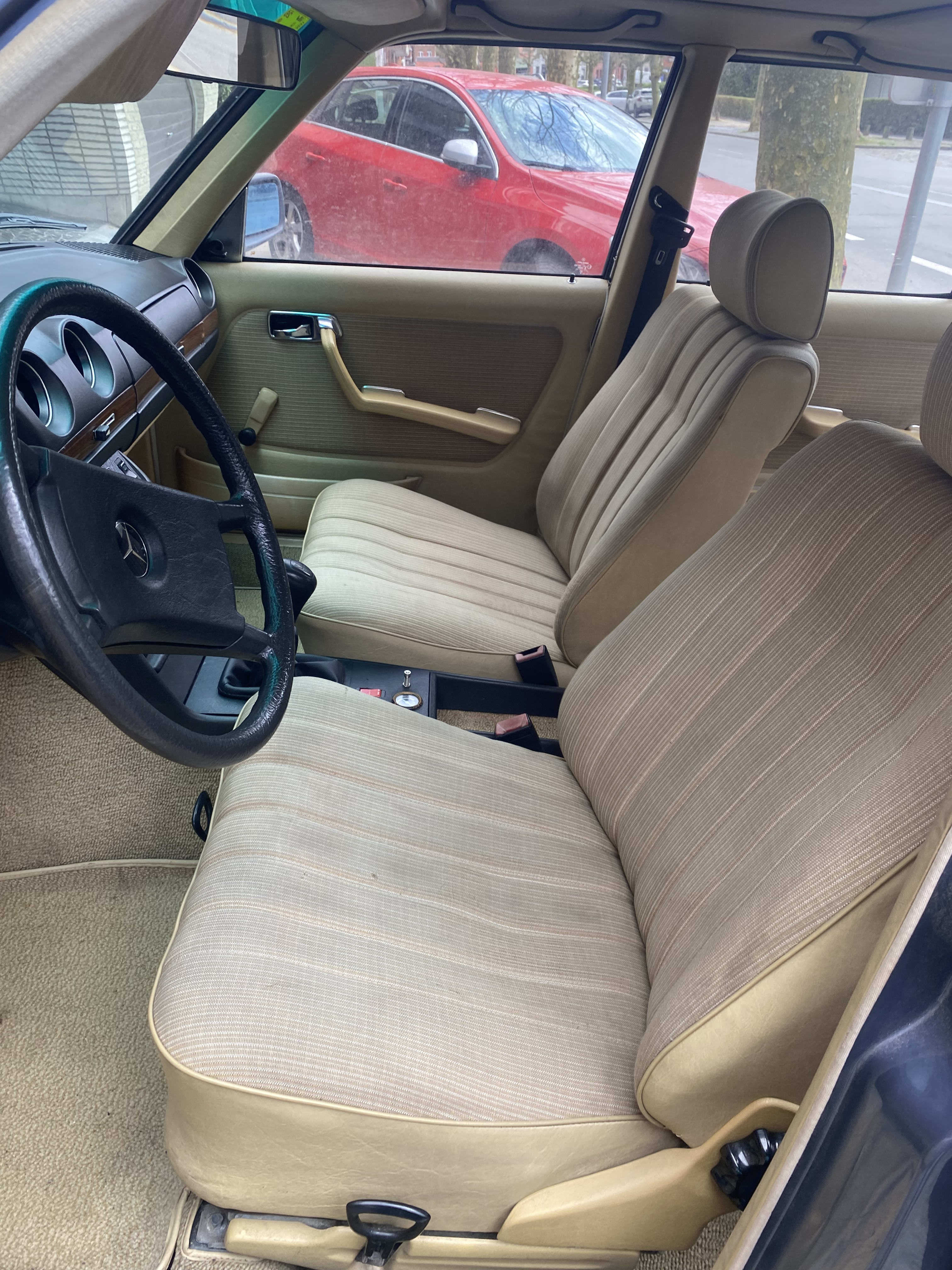 MERCEDES BENZ 230 E W123 1985 occasion intérieur (1)